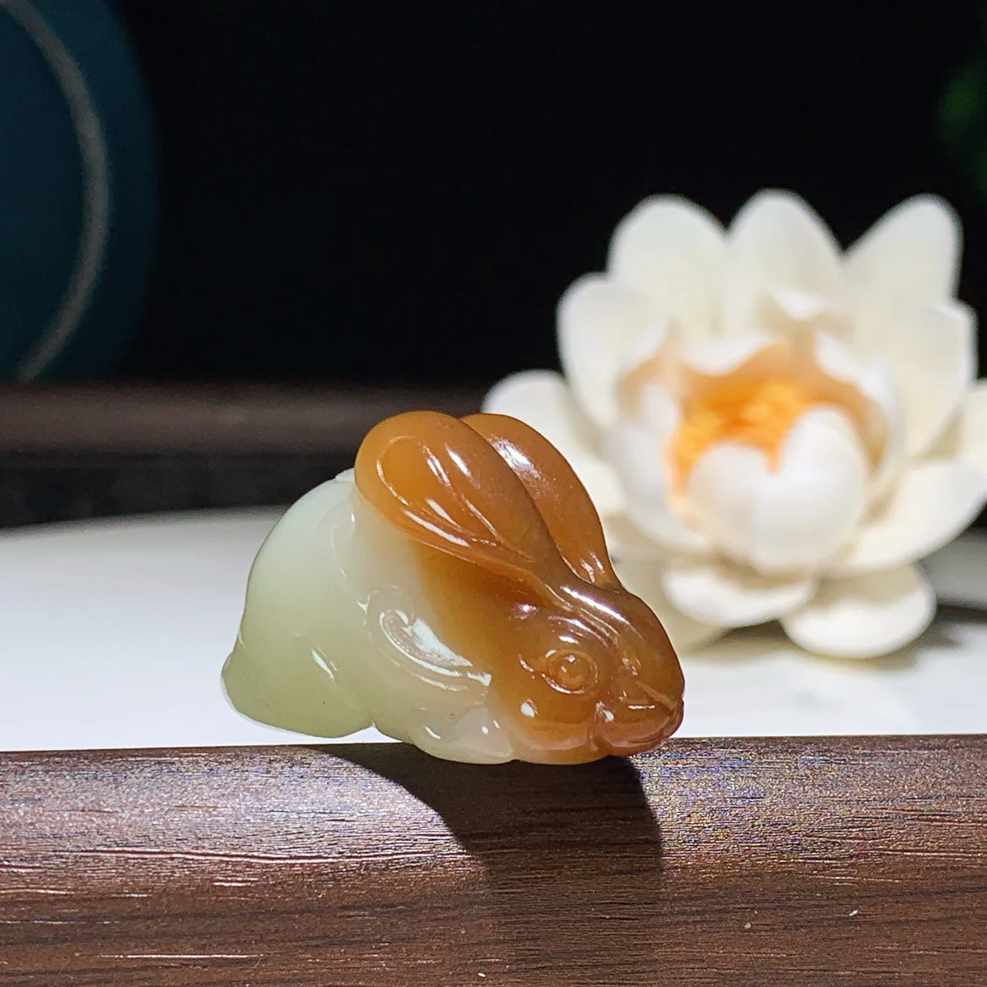 新疆和田玉且末糖前途无量兔子挂件。尺寸32/14/20重13.4克。玉质细腻油润。手推出油。佩戴高端典雅。lt250107