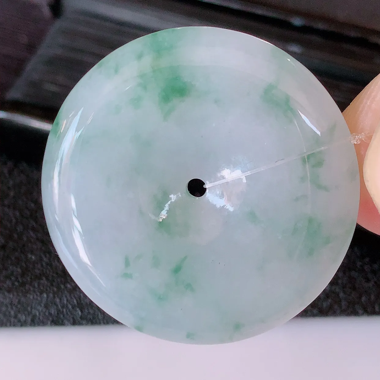 自然光实拍，冰润飘花平安扣翡翠吊坠，种老水足，雕工精湛 ，寓意美好，佩戴时尚出众！#49.7