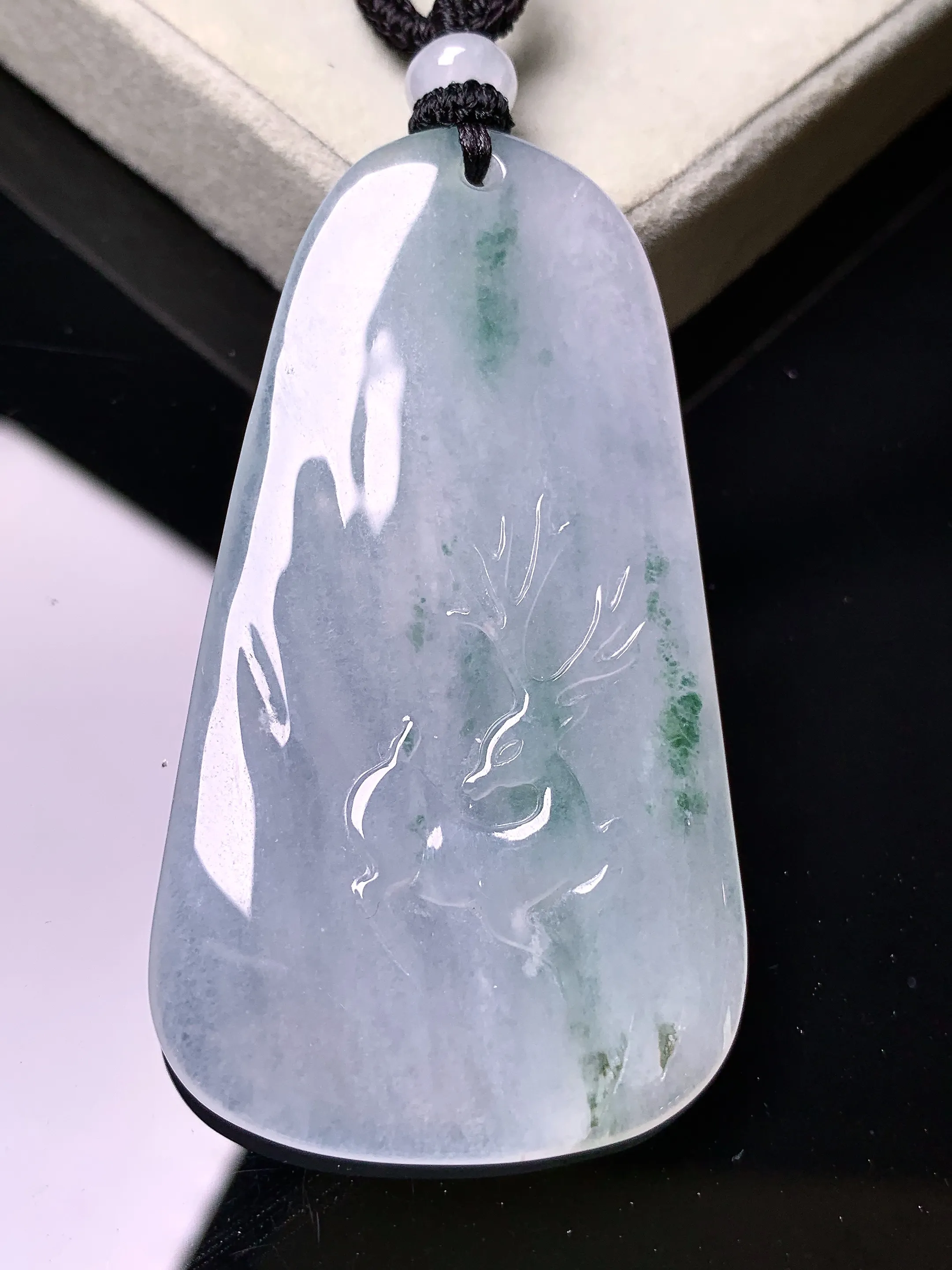 冰种飘花鹿吊坠 玉质细腻 色泽艳丽清新 整体尺寸58.3*32.3*5
