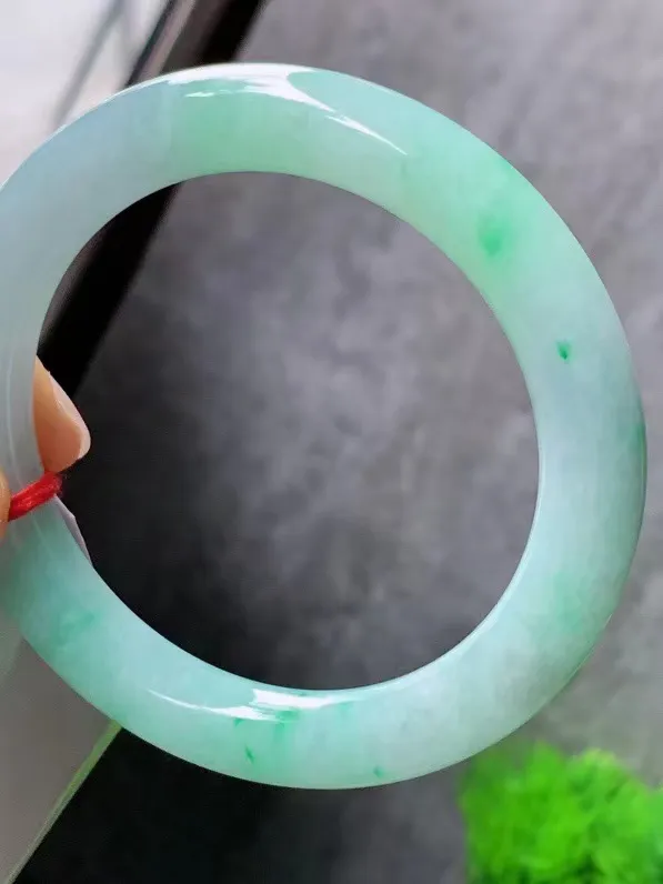 【翡翠名称】老种冰飘绿56圈口圆条手镯
【翡翠尺寸】适合57-58正圈口佩戴
【翡翠描述】宝贝种老水足，玉质细腻，色泽靓丽，性价比高，佩戴效果好！
【其它赠送】权威证书/精美挂绳盒子/支持全国复检