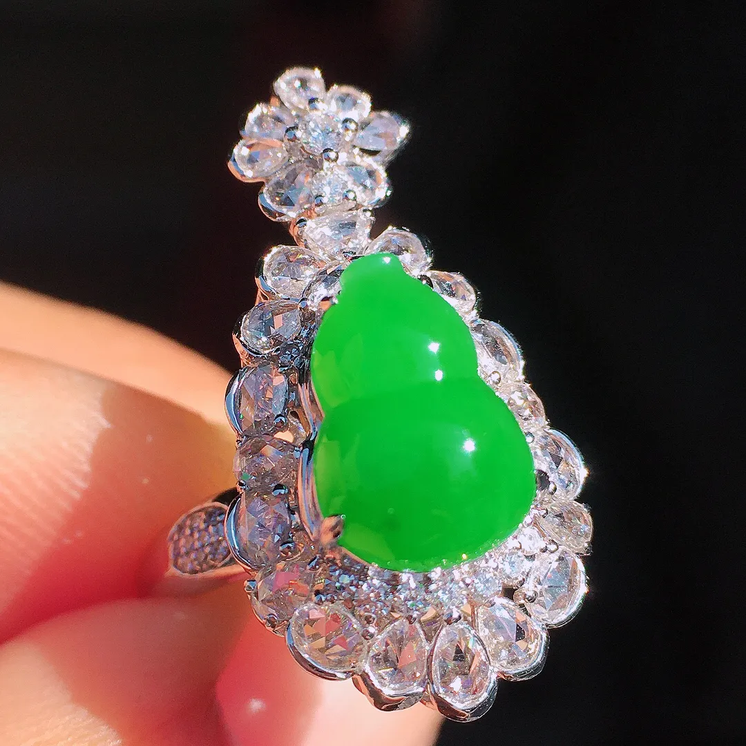 阳绿葫芦戒指/吊坠两用款，色泽均匀艳丽，玉质细腻，荧光感超
强，饱满圆润，尽显优雅气质，18k
金豪