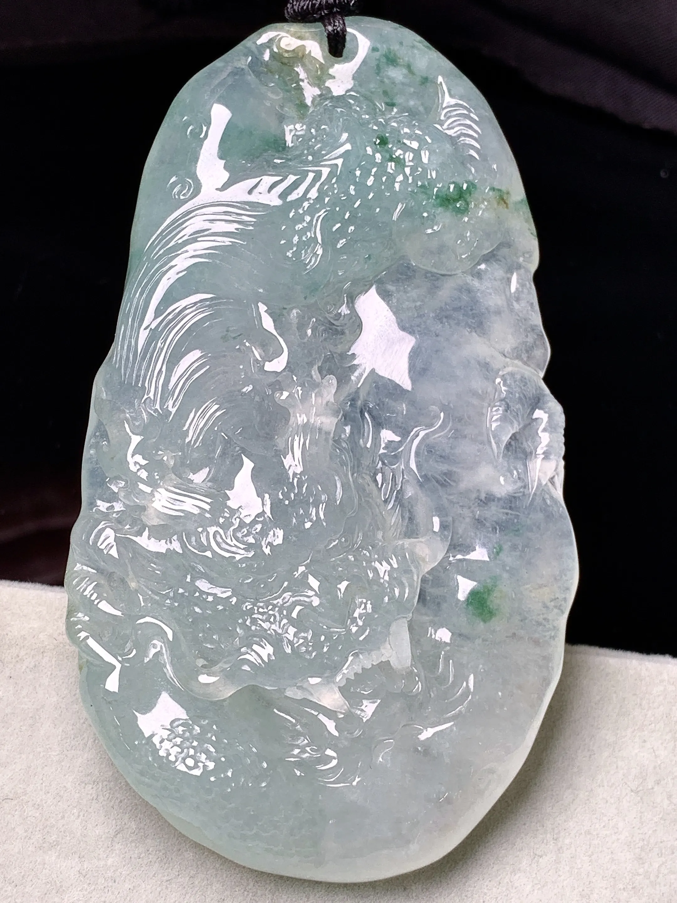 冰种飘花龙牌吊坠 玉质细腻 色泽艳丽清新 整体尺寸70.8*41.8*6.5