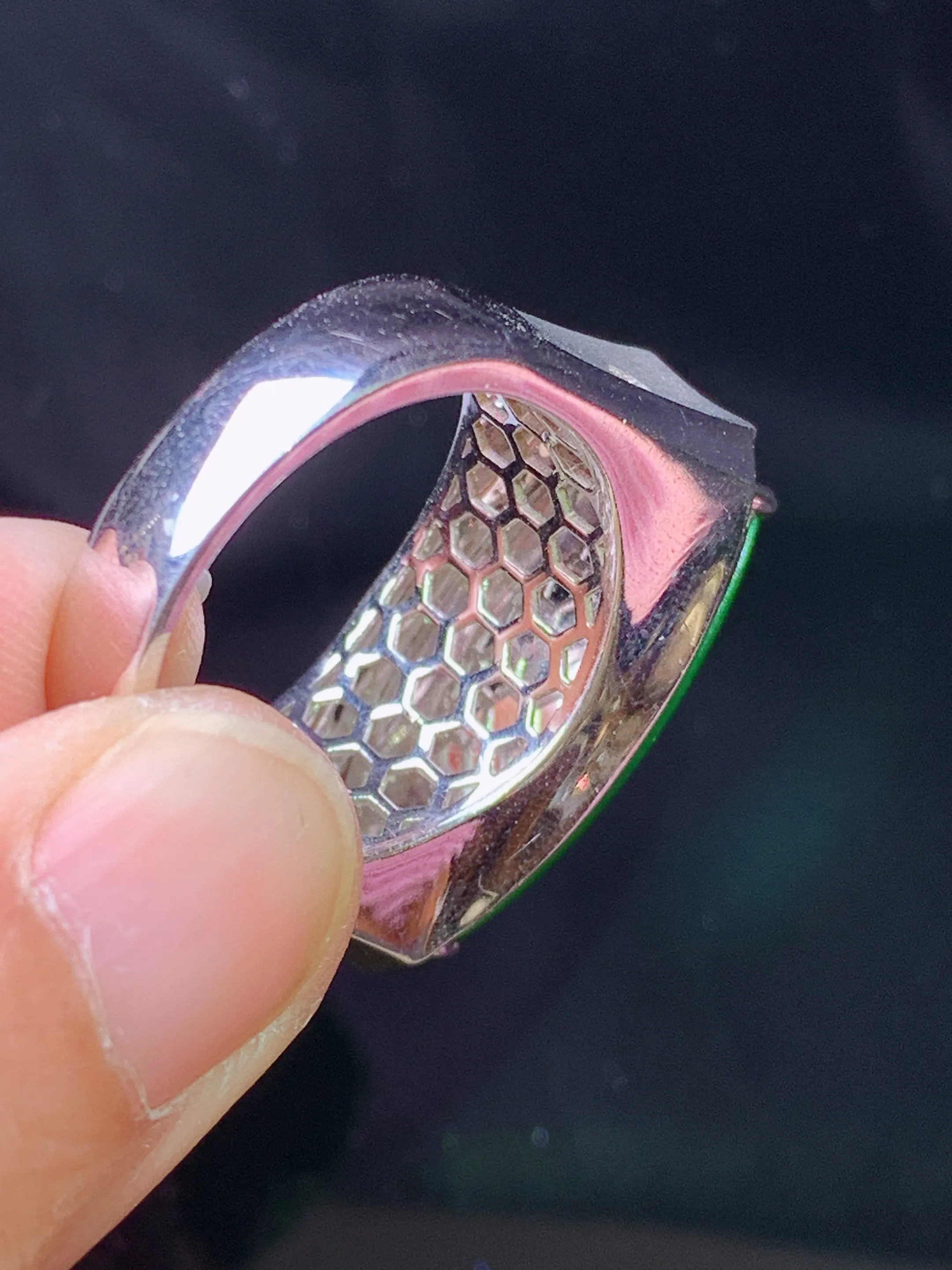 18k金钻镶嵌满绿马鞍戒指 玉质细腻 色泽艳丽清新 圈口20.5 裸石尺寸11*23.2*2.6