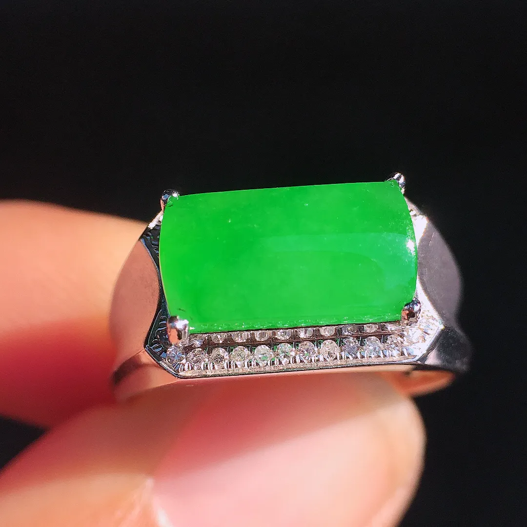 阳绿马鞍戒指，色泽均匀艳丽，玉质细腻，荧光感超
强，饱满圆润，尽显优雅气质，18k
金豪华镶嵌