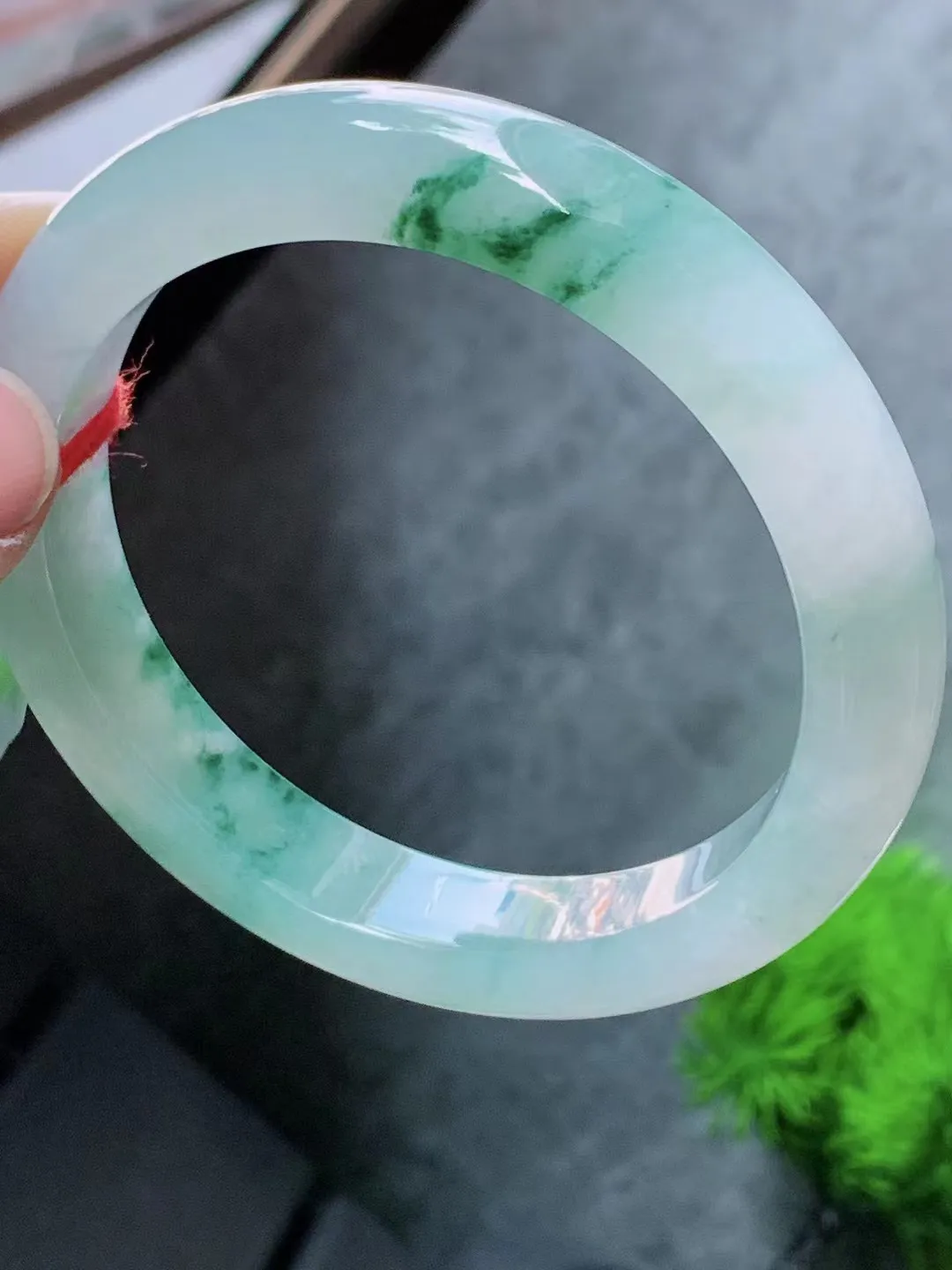 【翡翠名称】老种冰飘花59.5正圈口手镯
【翡翠尺寸】59-60适合正圈口佩戴
【翡翠描述】宝贝种老水足，玉质细腻，色泽靓丽，性价比高，佩戴效果好！
【其它赠送】权威证书/精美挂绳盒子/支持全国复检