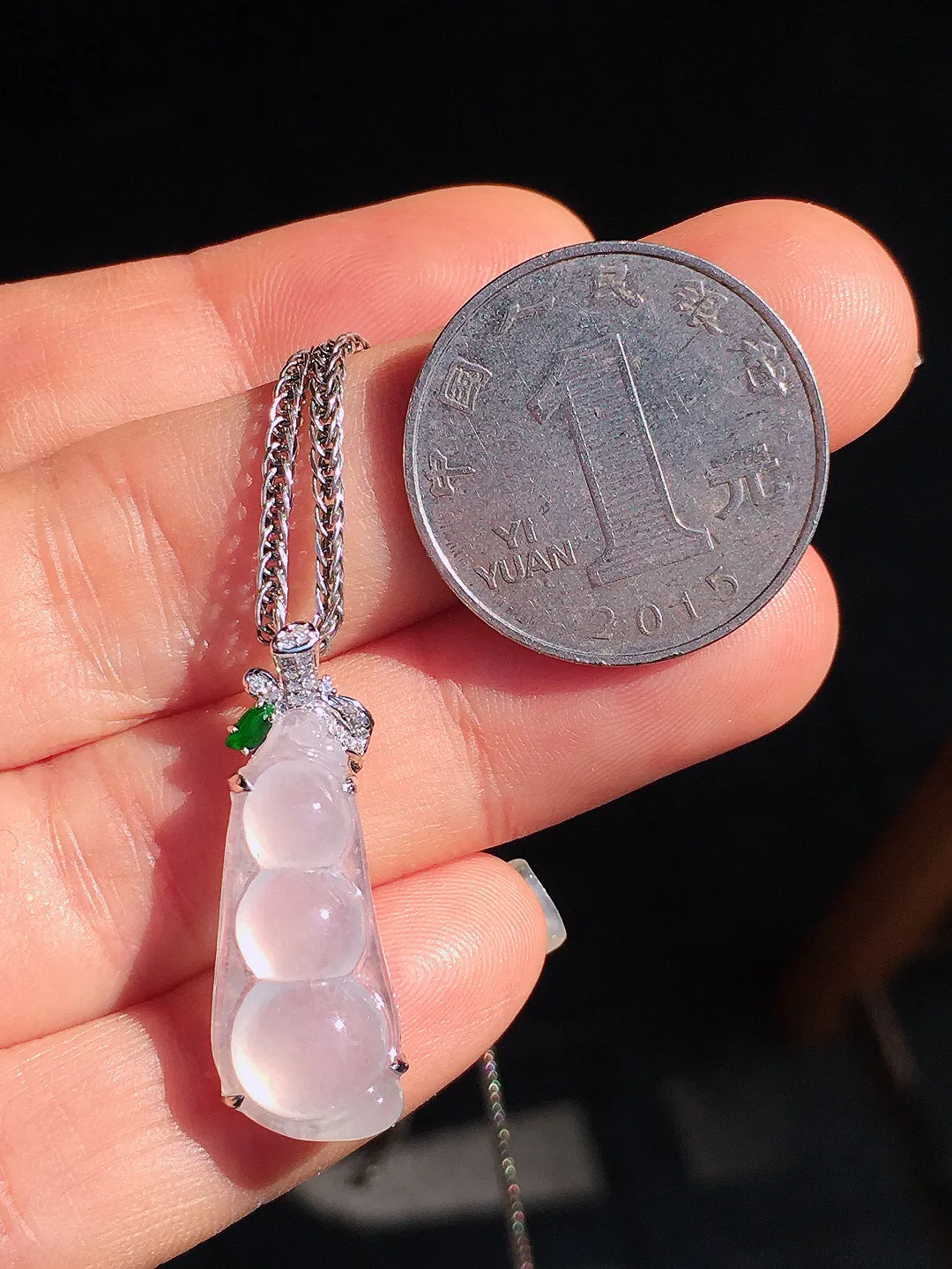 冰种福豆吊坠，玉质细腻，荧光感超
强，饱满圆润，尽显优雅气质，18k
金豪华镶嵌