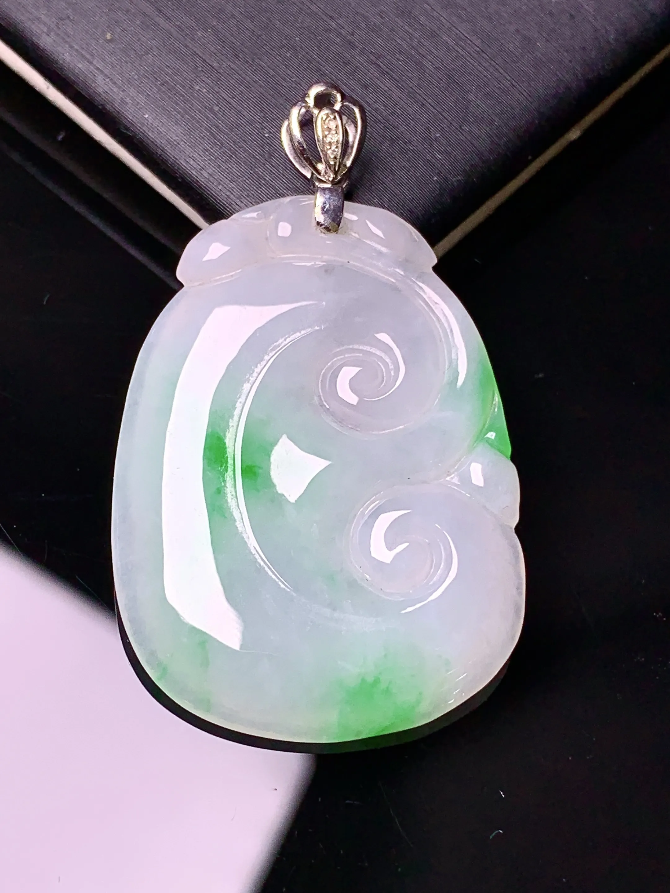 18k金镶嵌飘绿如意吊坠 玉质细腻 色泽艳丽清新 整体尺寸39*23.2*3.5