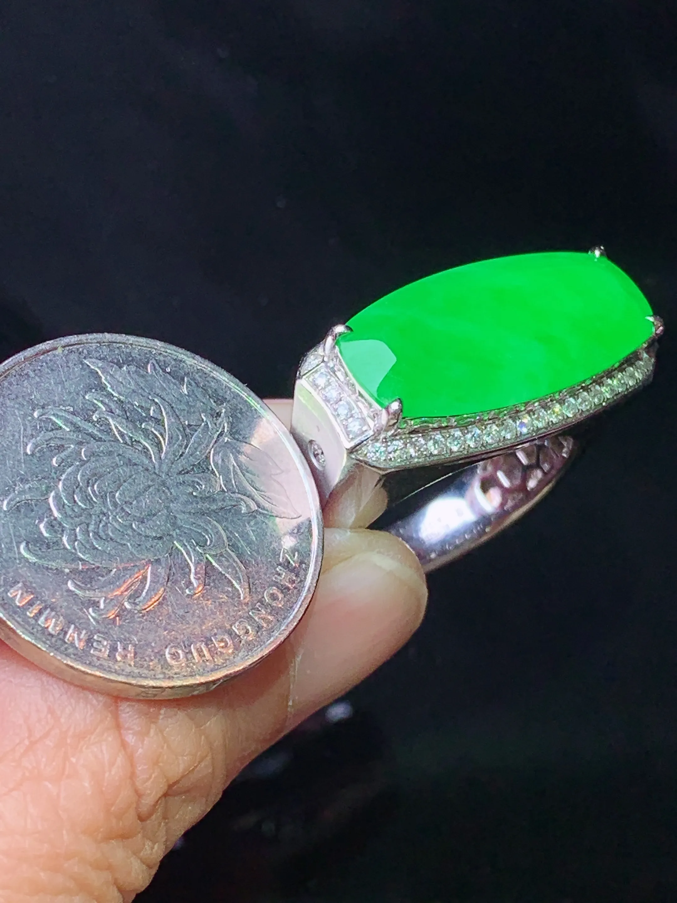 18k金钻镶嵌满绿马鞍戒指 玉质细腻 色泽艳丽清新 圈口20.5 裸石尺寸11*23.2*2.6