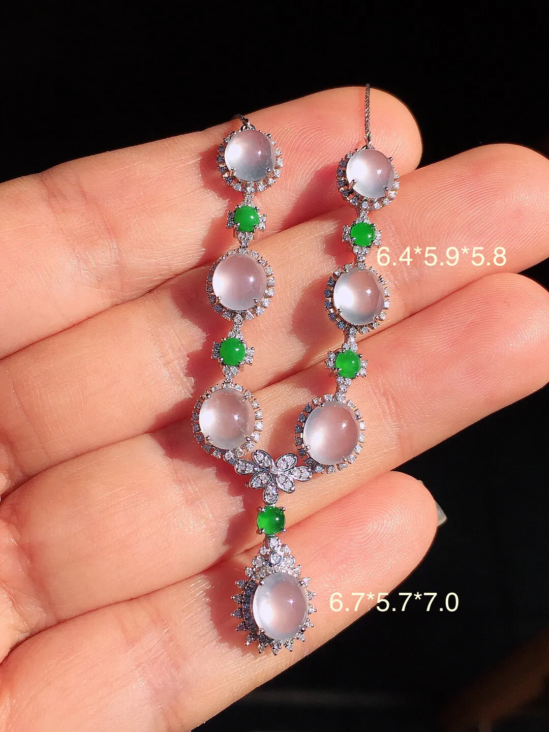 玻璃种蛋面晚装项链，玉质细腻，荧光感超
强，饱满圆润，尽显优雅气质，18k
金豪华镶嵌