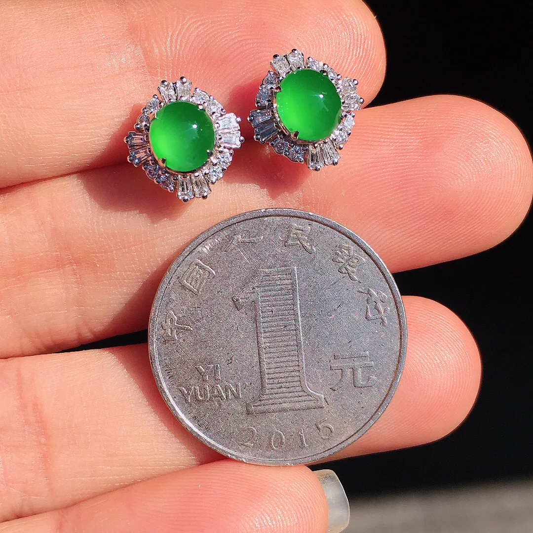 阳绿蛋面耳钉，色泽均匀艳丽，玉质细腻，荧光感超
强，饱满圆润，尽显优雅气质，18k
金豪华镶嵌