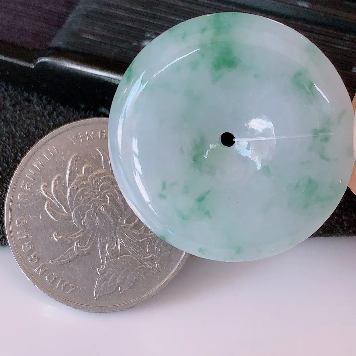 自然光实拍，冰润飘花平安扣翡翠吊坠，种老水足，雕工精湛 ，寓意美好，佩戴时尚出众！#49.7