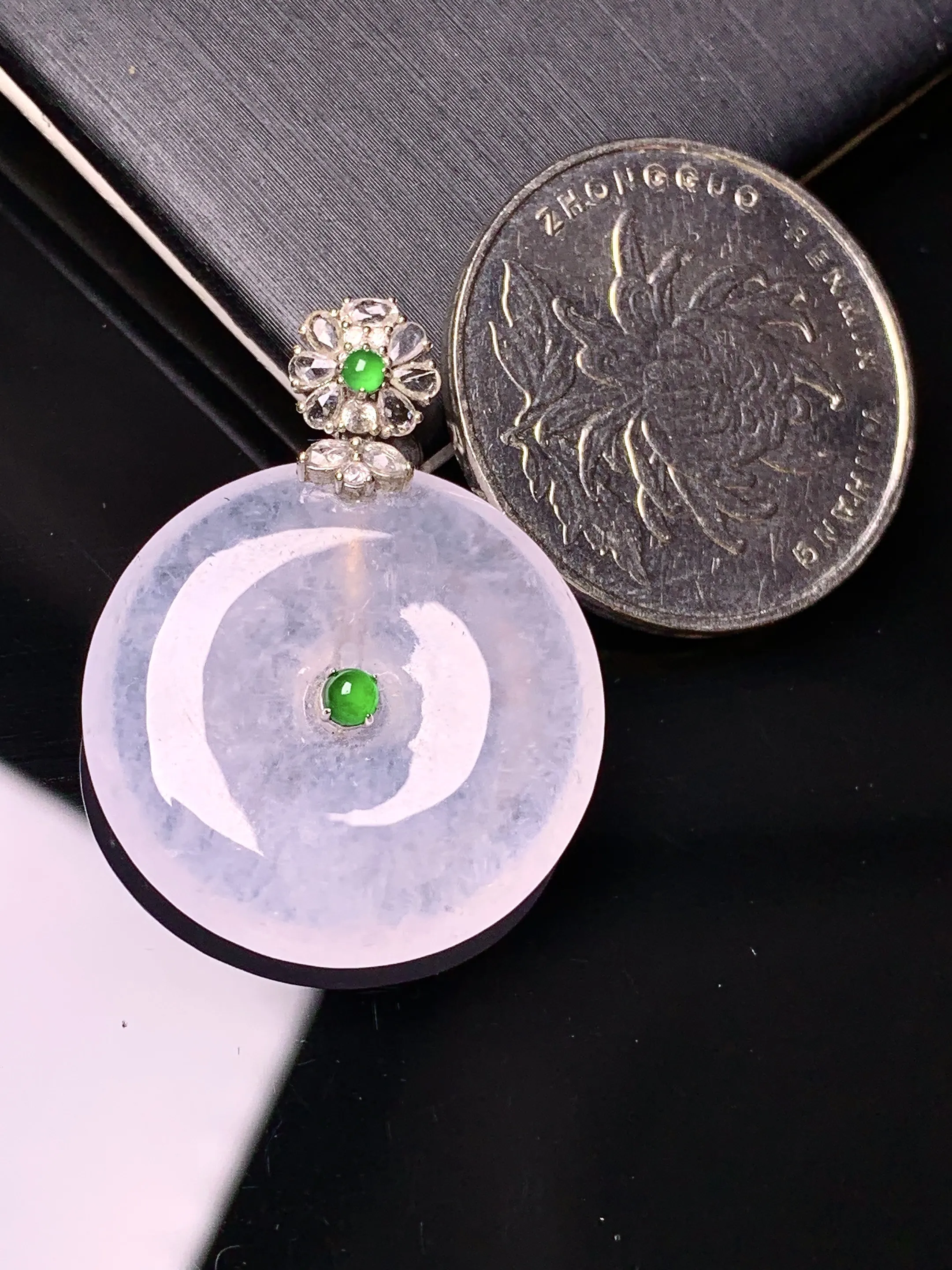 18k金钻镶嵌冰种平安扣吊坠 玉质细腻 色泽艳丽清新 整体尺寸30.5*23.5*4.3