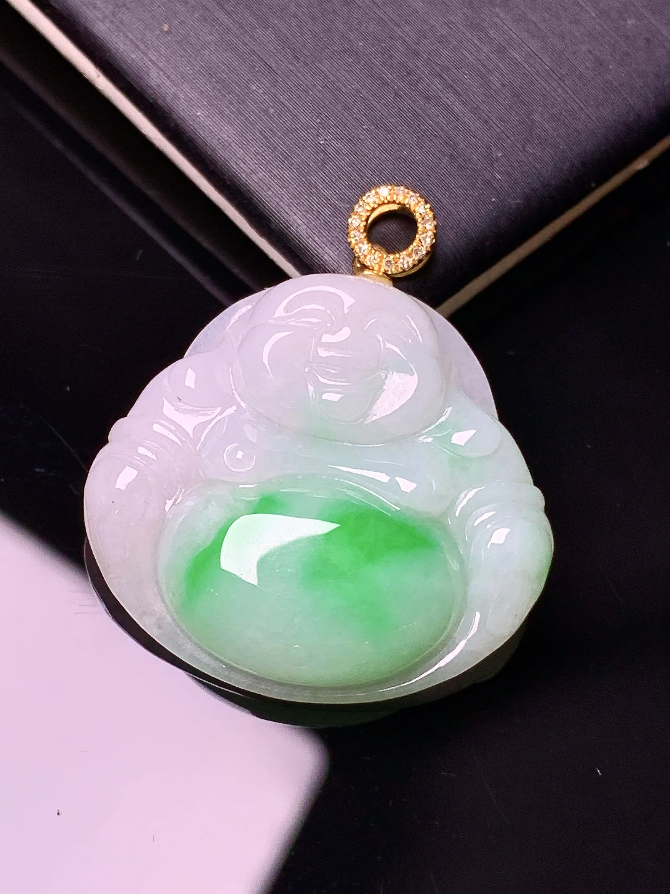 18k金镶嵌飘绿佛公吊坠 玉质细腻 色泽艳丽清新 整体尺寸29.6*26*5.7