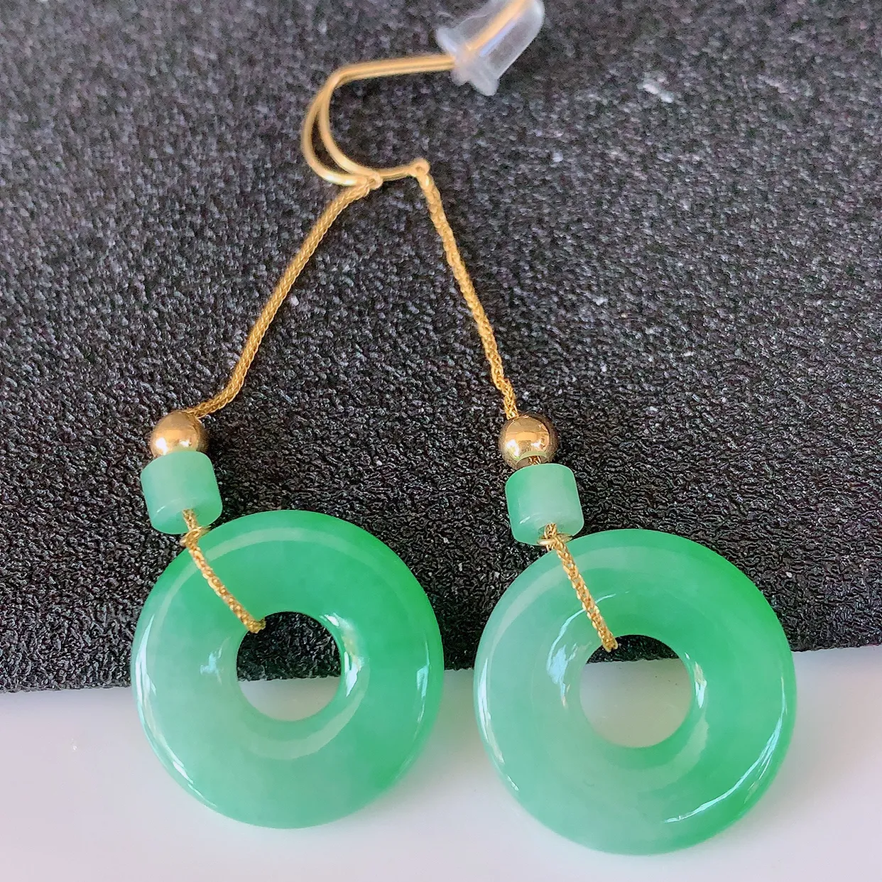 18k金镶嵌冰飘绿翡翠平安扣耳坠，沁人心脾，耳坠佩戴效果大气出众，尽显气质。种水好，胶感足，颜相当漂