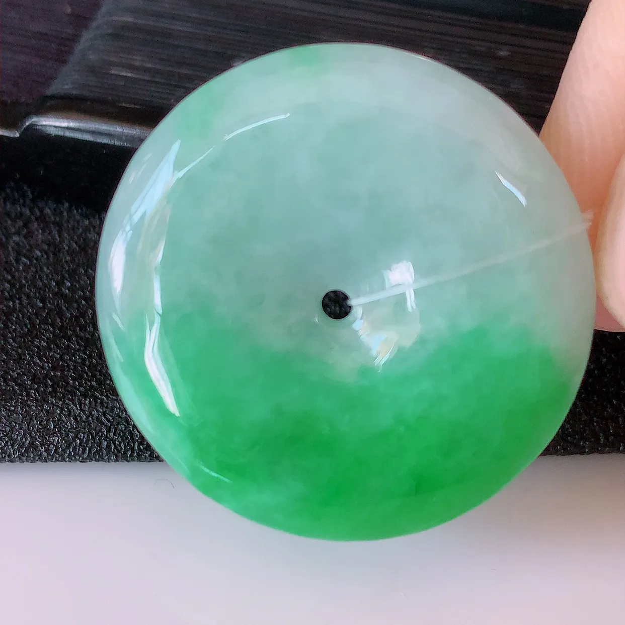 自然光实拍，冰润飘绿翡翠平安扣吊坠，形体饱满圆润，平安扣肥嘟嘟的，平平安安，种水很好，配戴精美！#4