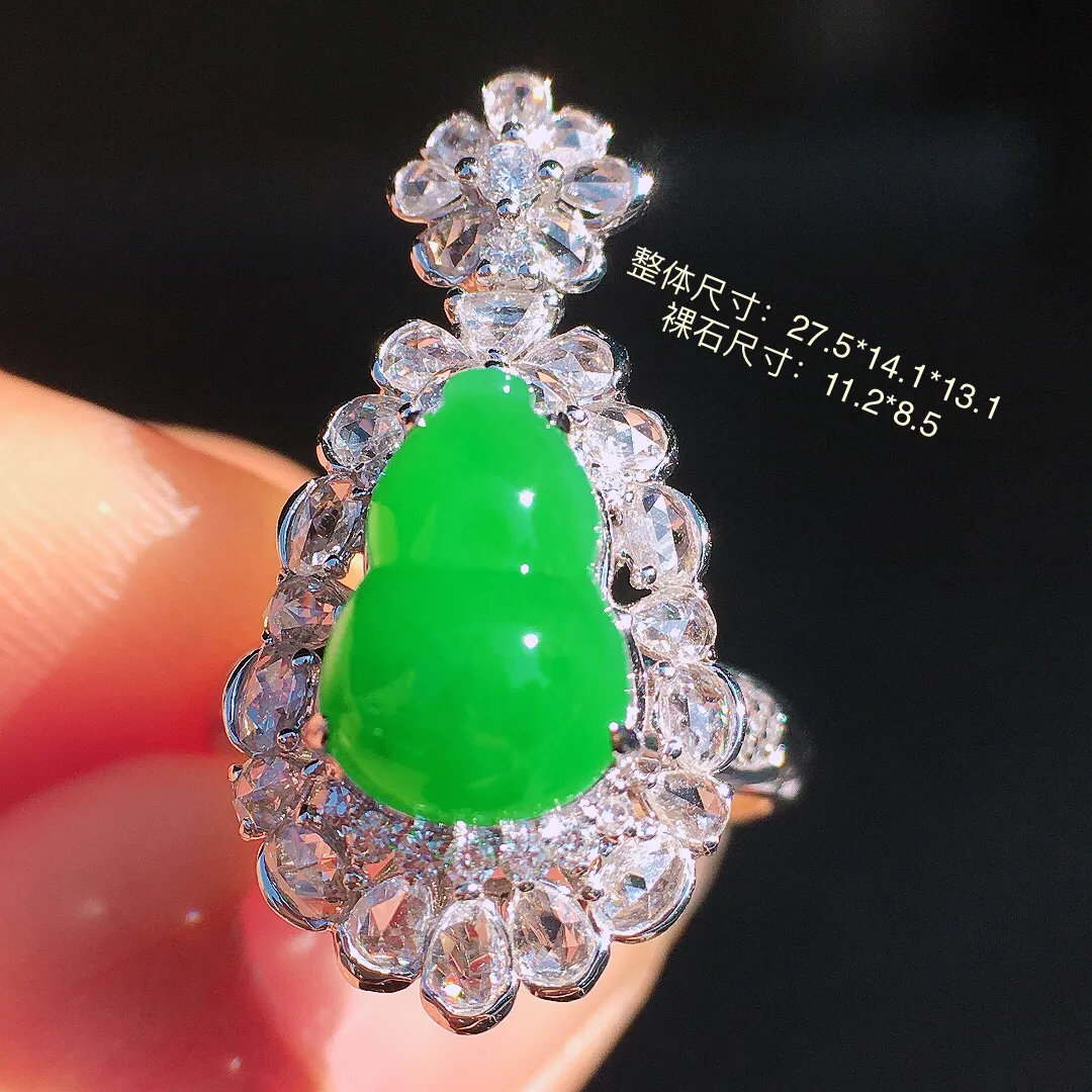 阳绿葫芦戒指/吊坠两用款，色泽均匀艳丽，玉质细腻，荧光感超
强，饱满圆润，尽显优雅气质，18k
金豪华镶嵌