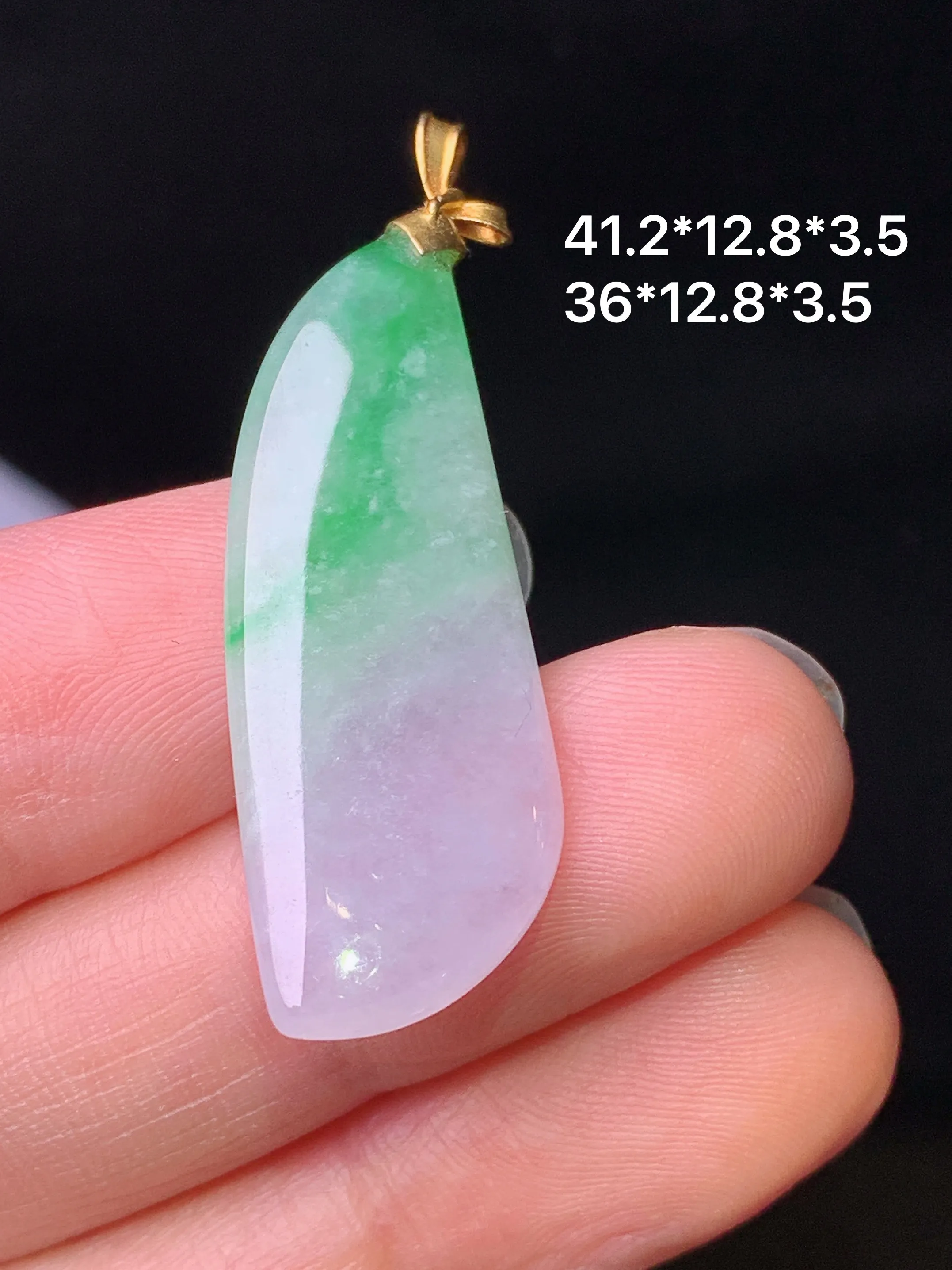 18k金镶嵌飘绿随形吊坠 玉质细腻 色泽艳丽清新 整体尺寸41.2*12.8*3.8