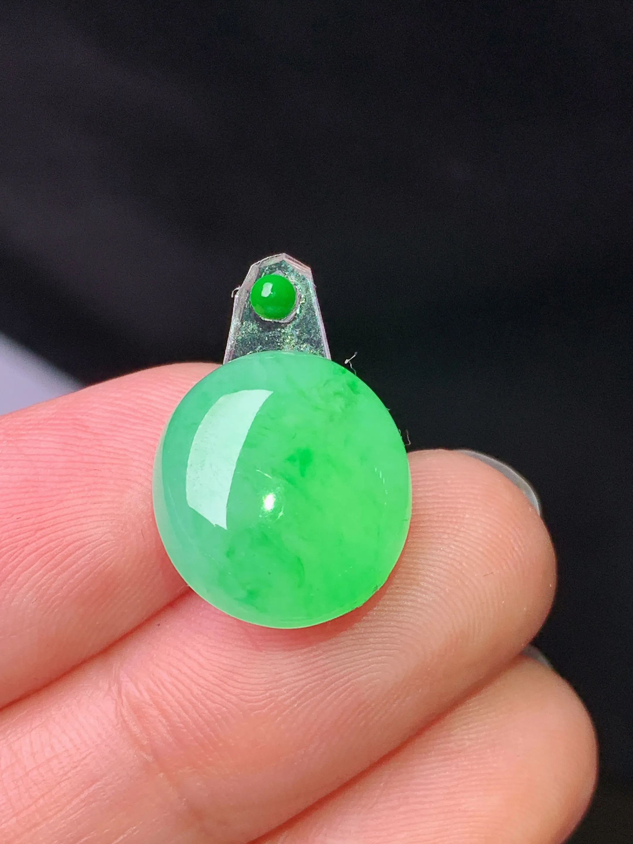 镶嵌款 翠绿蛋面吊坠 玉质细腻 色泽艳丽清新 整体尺寸14.6*13.2*5.8