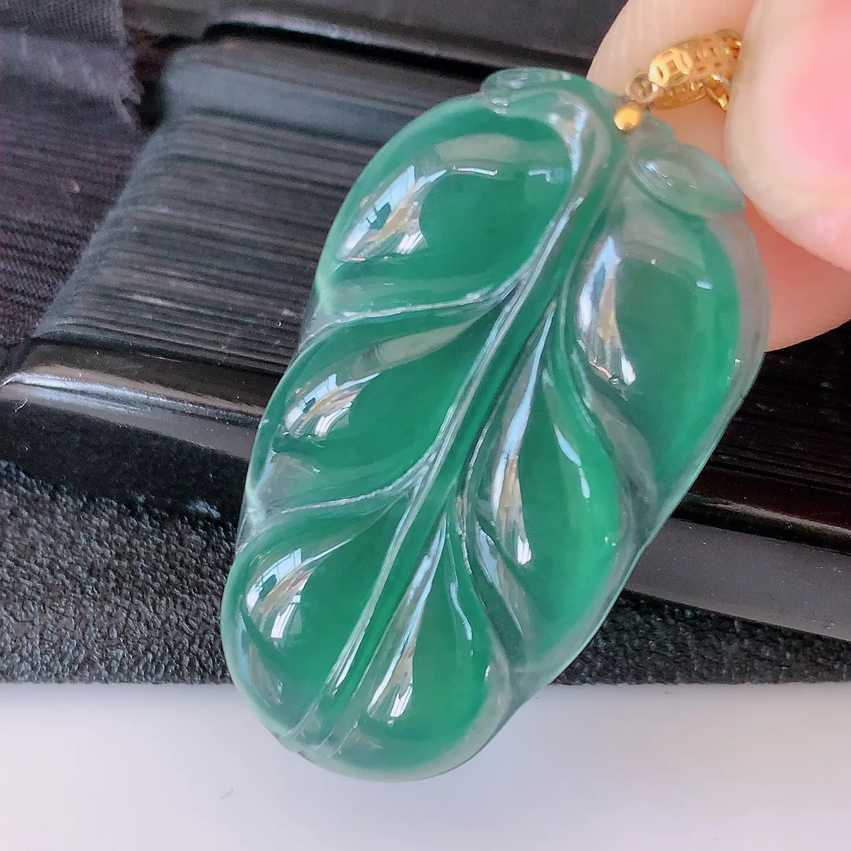 18K金镶嵌冰种满色翡翠叶子吊坠 ，种水足，色泽清新，工艺精湛，叶子寓意美好；金枝玉叶，事业有成。#1.7