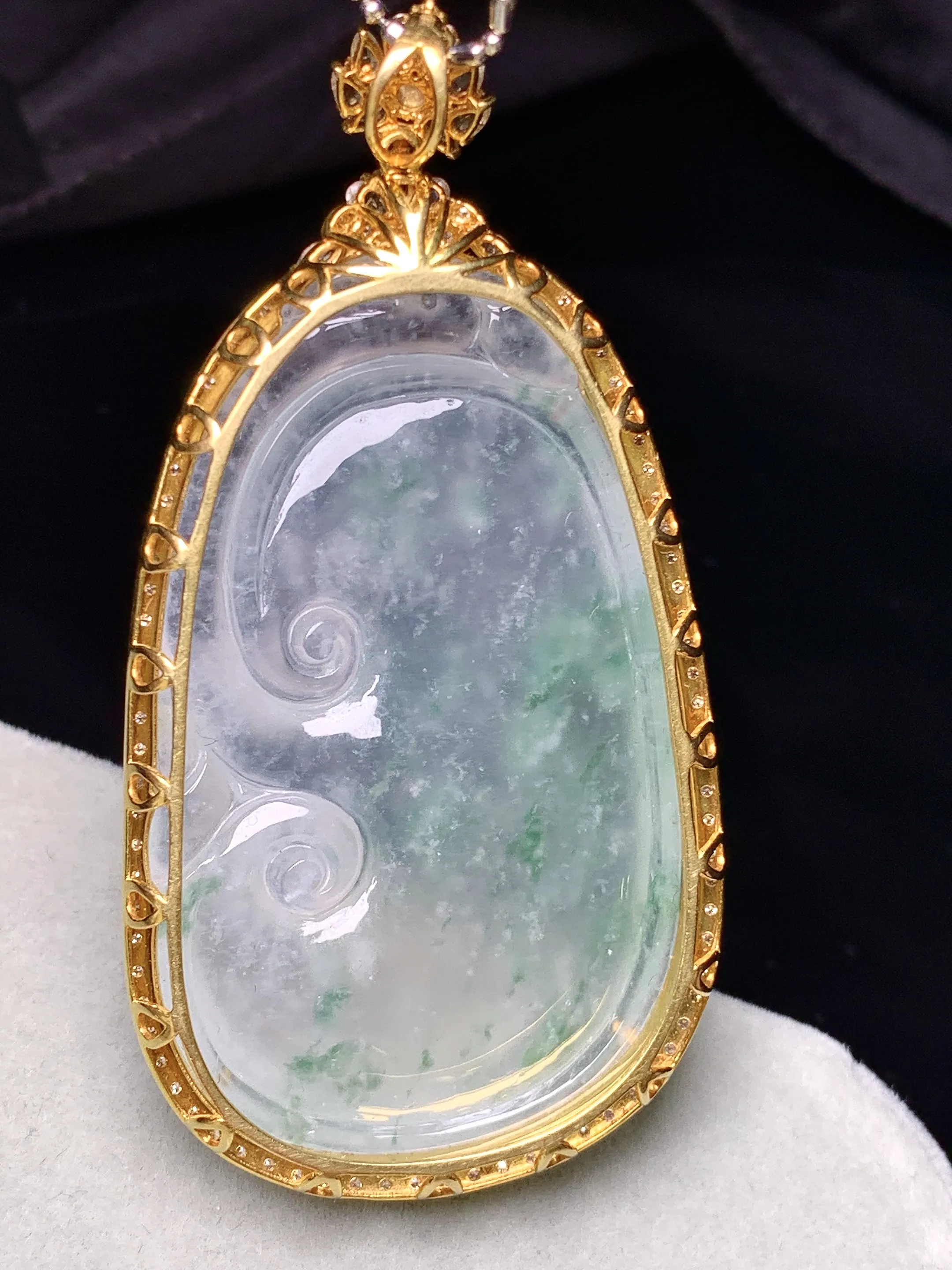 18k金钻镶嵌冰种飘花如意吊坠 玉质细腻 色泽艳丽清新 整体尺寸61.2*32*10.8