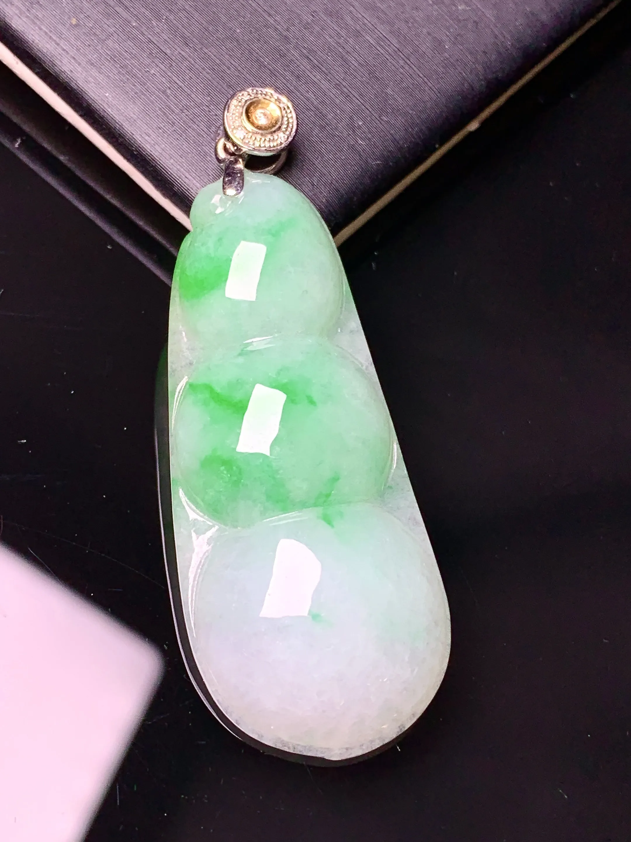 18k金镶嵌飘绿四季豆吊坠 玉质细腻 色泽艳丽清新 整体尺寸46.5*16.87