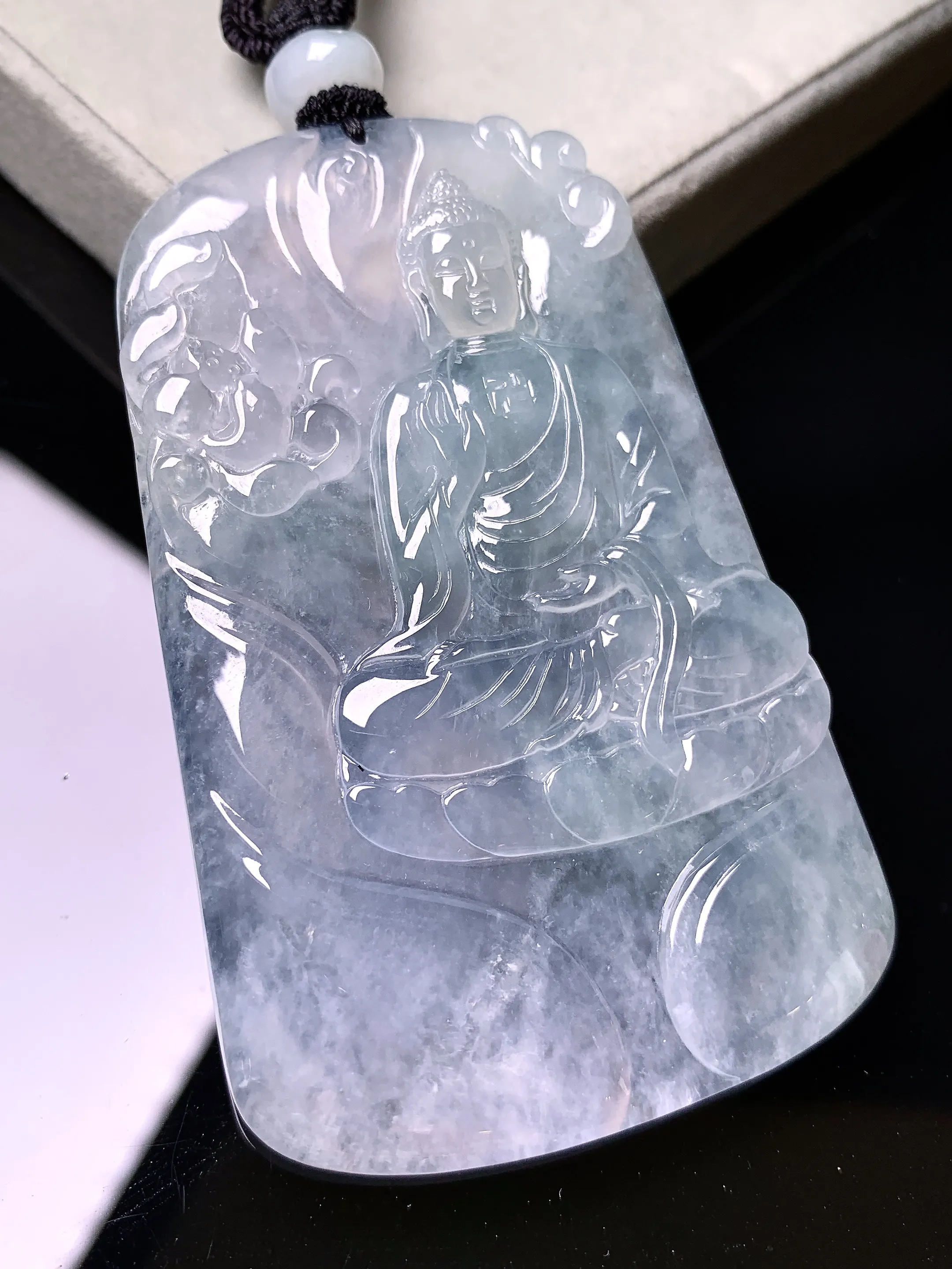 冰种大日如来佛祖吊坠 玉质细腻 色泽艳丽清新 整体尺寸68.2*42.7*5.5