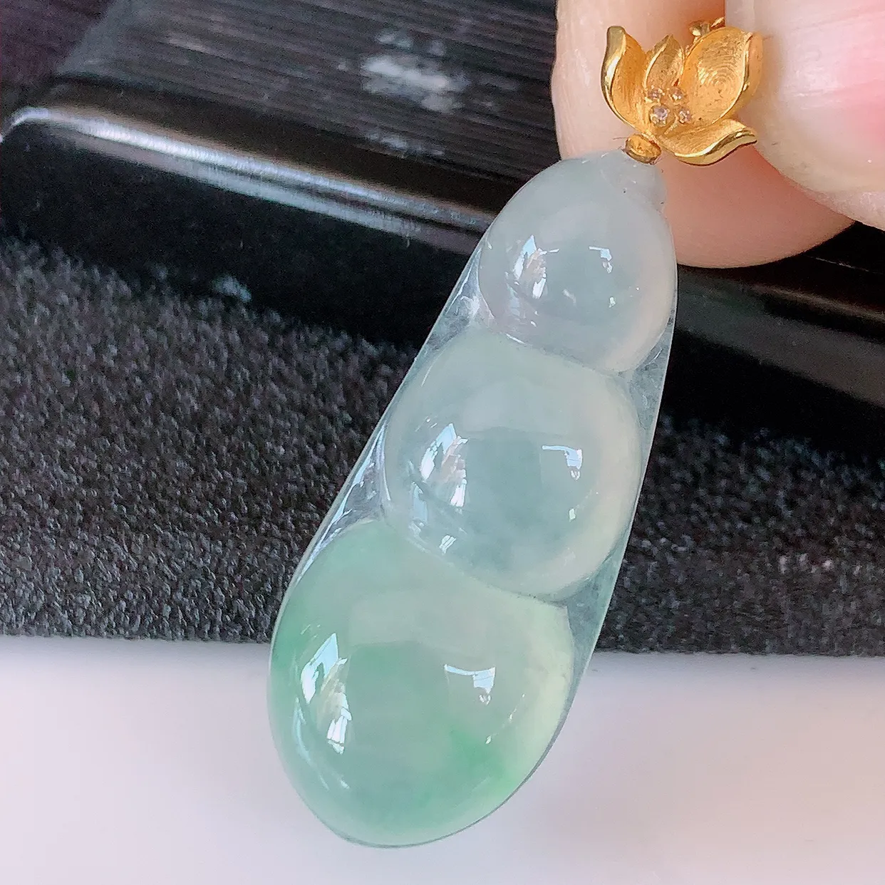 18K金镶嵌冰种飘绿翡翠四季豆吊坠，寓意“四季平安，福气满满”胶感十足，饱满，佩戴效果优雅迷人！#1.7整体32.5裸石26.5*11.5*5.6