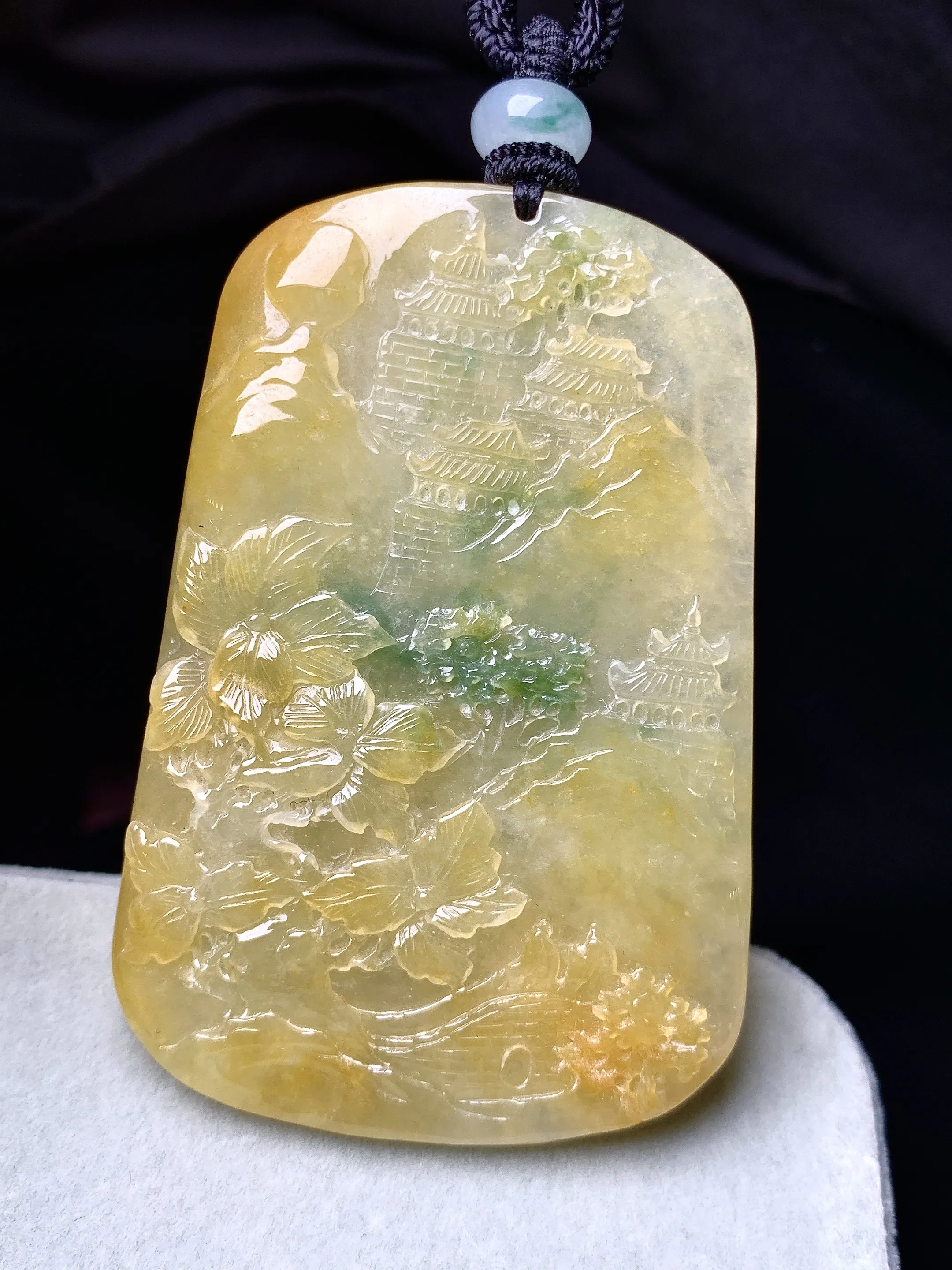 黄翡山水牌子吊坠 玉质细腻 色泽艳丽清新 整体尺寸63*42.2*5.6