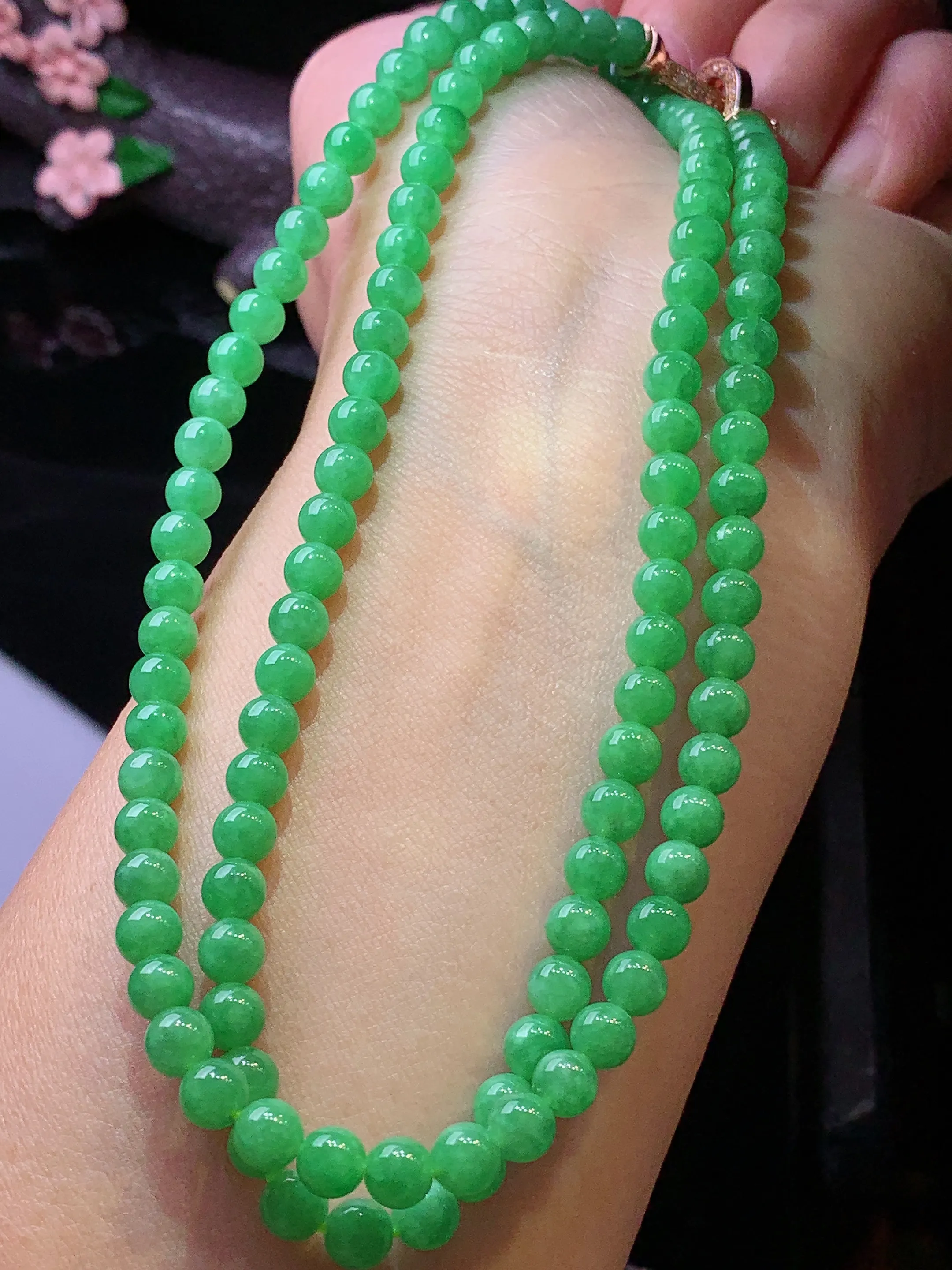 翠绿圆珠项链 玉质细腻 色泽艳丽清新 整体尺寸5