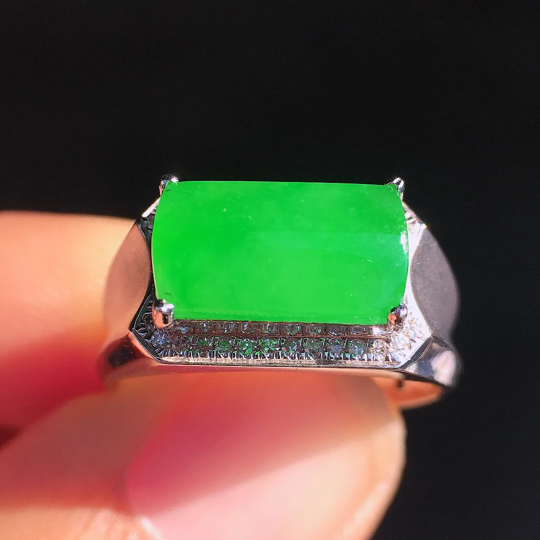 阳绿马鞍戒指，色泽均匀艳丽，玉质细腻，荧光感超
强，饱满圆润，尽显优雅气质，18k
金豪华镶嵌