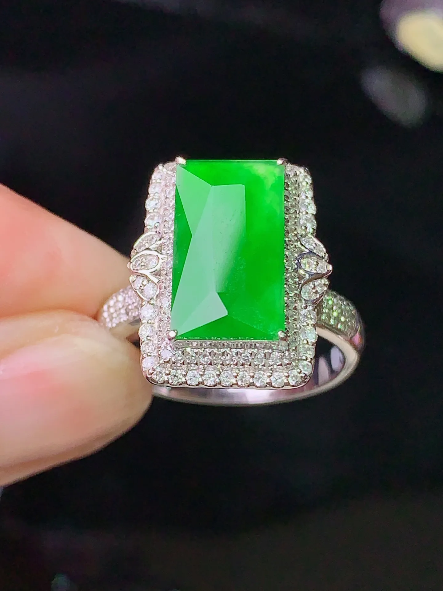 18k金钻镶嵌满绿菱形马鞍戒指 玉质细腻 色泽艳丽清新 圈口14.5 整体尺寸17*13.7*8.6