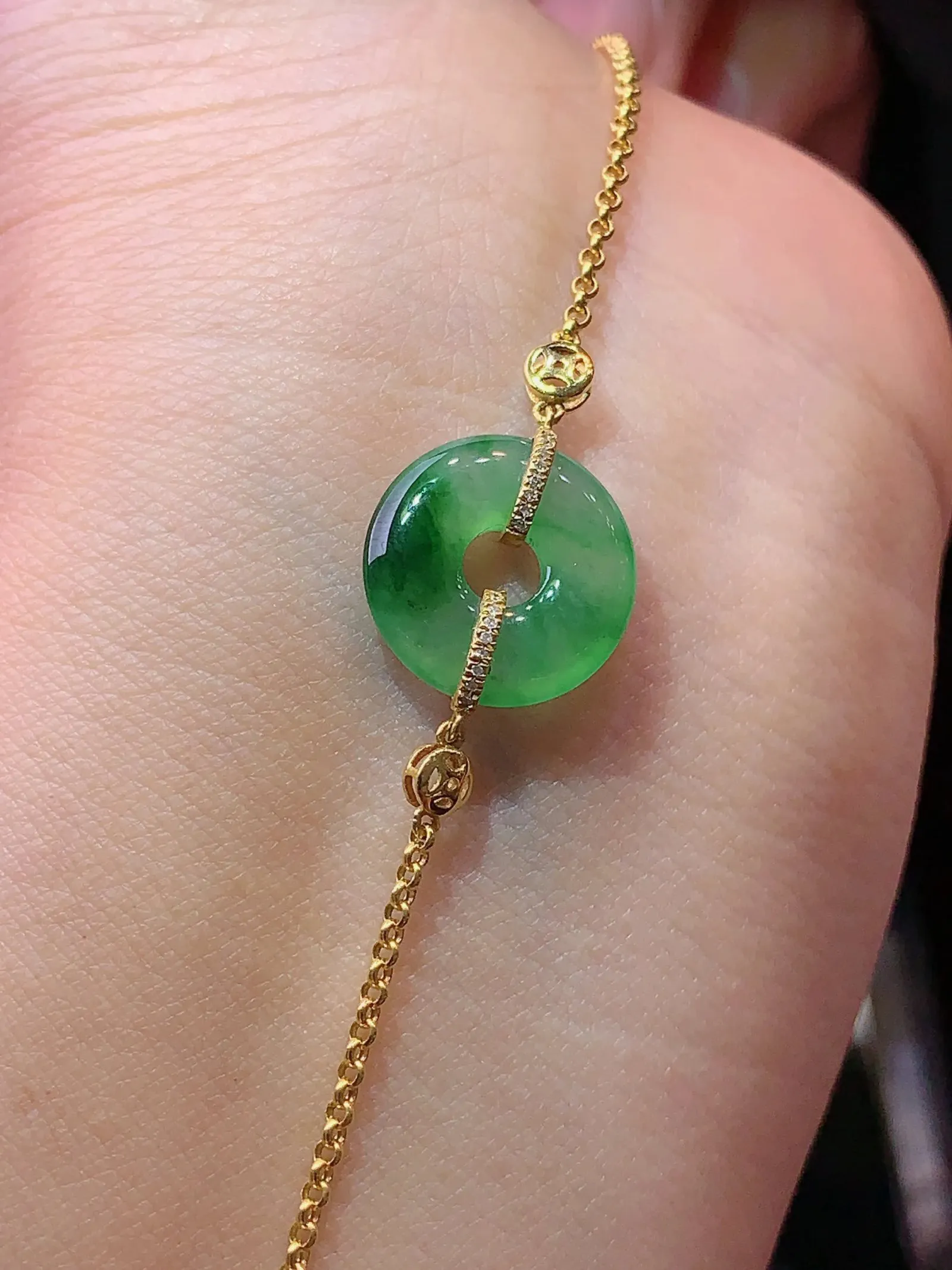 18k金镶嵌飘绿平安环手链 玉质细腻 色泽艳丽清新 整体尺寸13.5*3