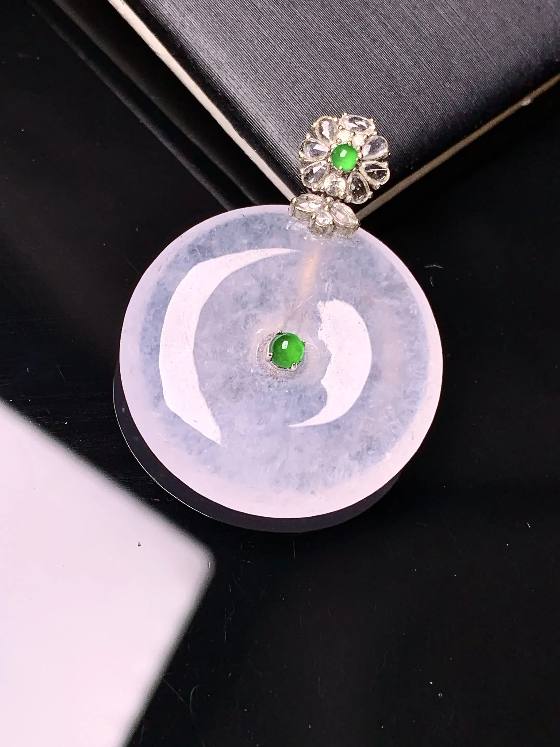 18k金钻镶嵌冰种平安扣吊坠 玉质细腻 色泽艳丽清新 整体尺寸30.5*23.5*4.3