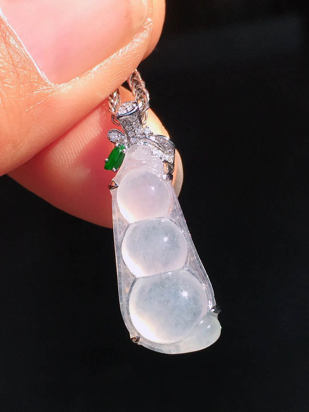 冰种福豆吊坠，玉质细腻，荧光感超
强，饱满圆润，尽显优雅气质，18k
金豪华镶嵌