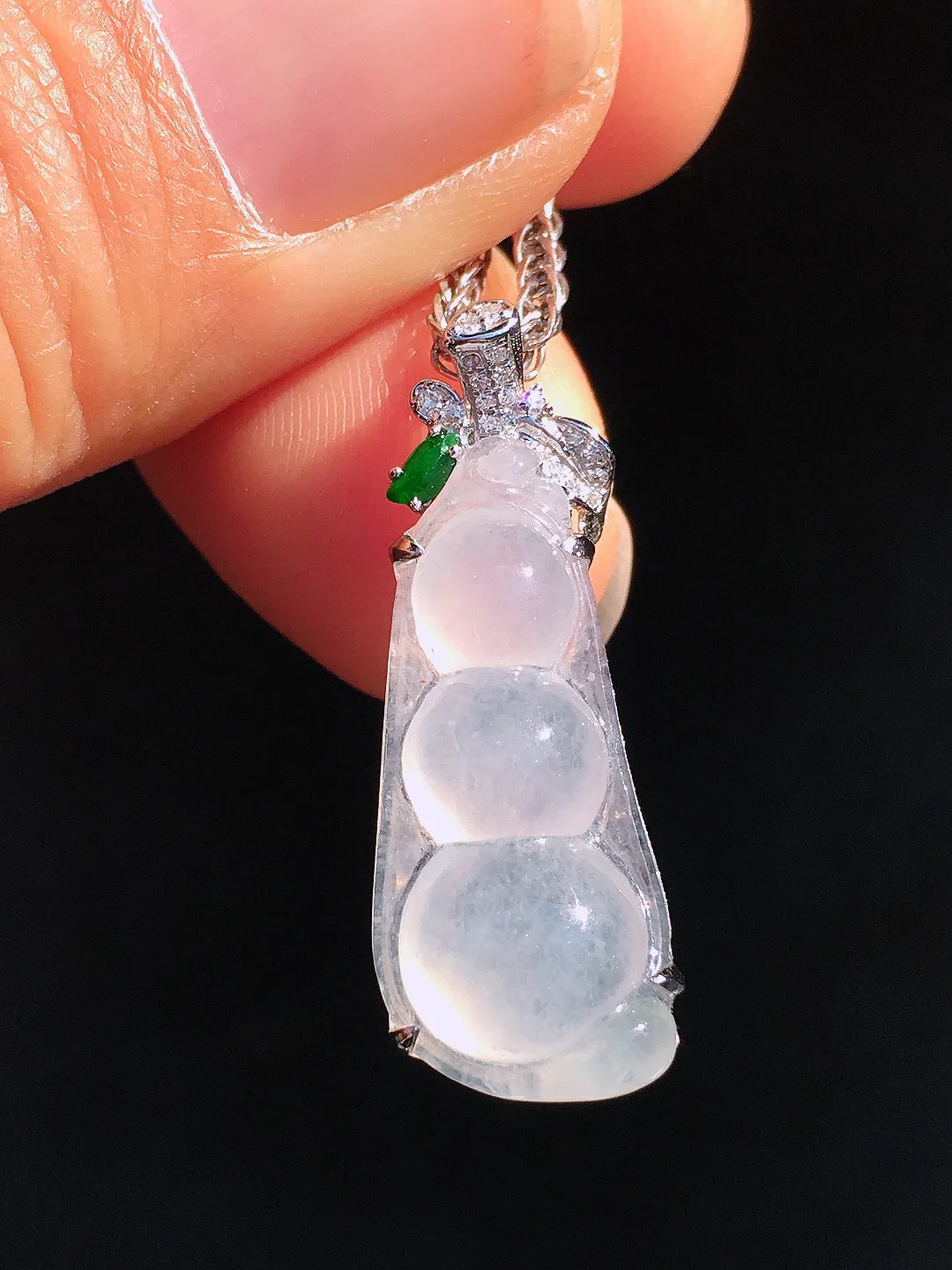 冰种福豆吊坠，玉质细腻，荧光感超
强，饱满圆润，尽显优雅气质，18k
金豪华镶嵌