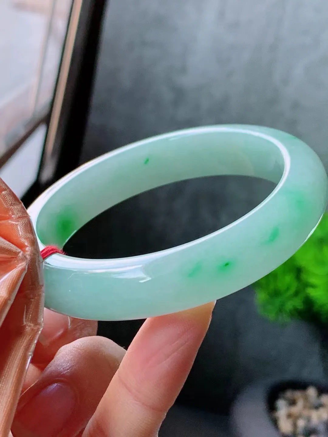 【翡翠名称】老种冰飘绿55.8正圈口手镯
【翡翠尺寸】55.8/12.3/8.6适合正圈口佩戴
【翡翠描述】宝贝种老水足，玉质细腻，色泽靓丽，性价比高，佩戴效果好！
【其它赠送】权威证书/精美挂绳盒子/支持全国复检