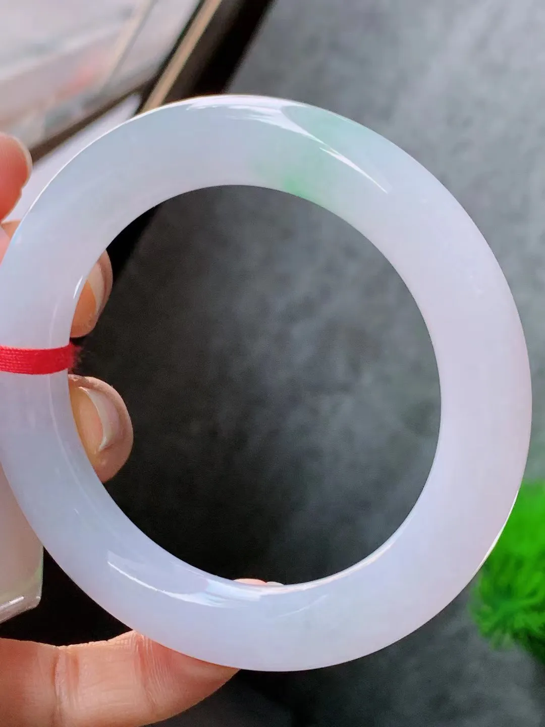 【翡翠名称】老种冰飘绿56.2圈口圆条手镯
【翡翠尺寸】56.2/11.3适合57-58正圈口佩戴
【翡翠描述】宝贝种老水足，玉质细腻，色泽靓丽，性价比高，佩戴效果好！
【其它赠送】权威证书/精美挂绳盒子/支持全国复检