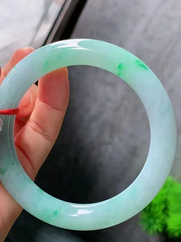 【翡翠名称】老种冰飘绿56圈口圆条手镯
【翡翠尺寸】适合57-58正圈口佩戴
【翡翠描述】宝贝种老水足，玉质细腻，色泽靓丽，性价比高，佩戴效果好！
【其它赠送】权威证书/精美挂绳盒子/支持全国复检