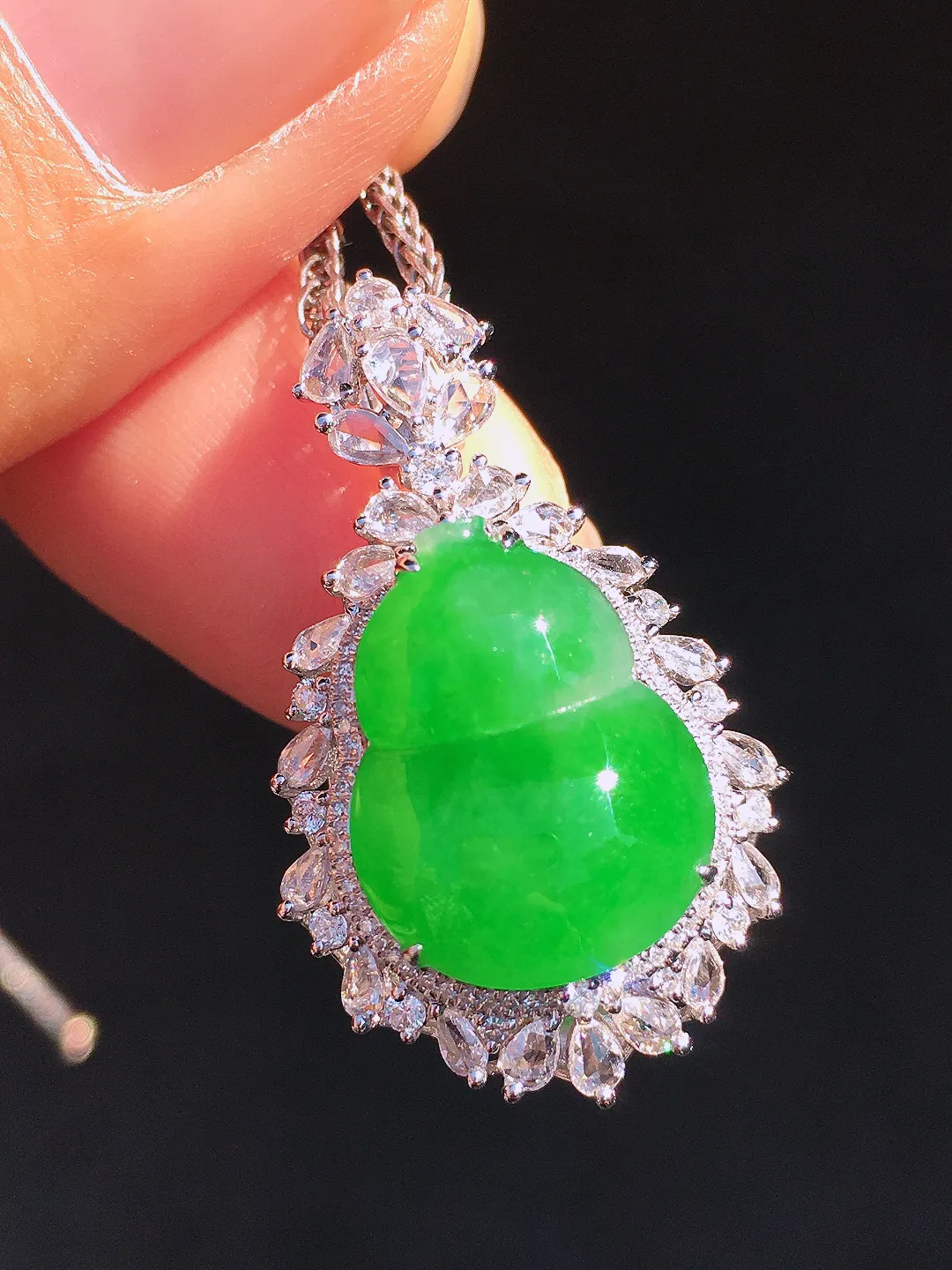 阳绿葫芦吊坠，色泽均匀艳丽，玉质细腻，荧光感超
强，饱满圆润，尽显优雅气质，18k
金豪华镶嵌