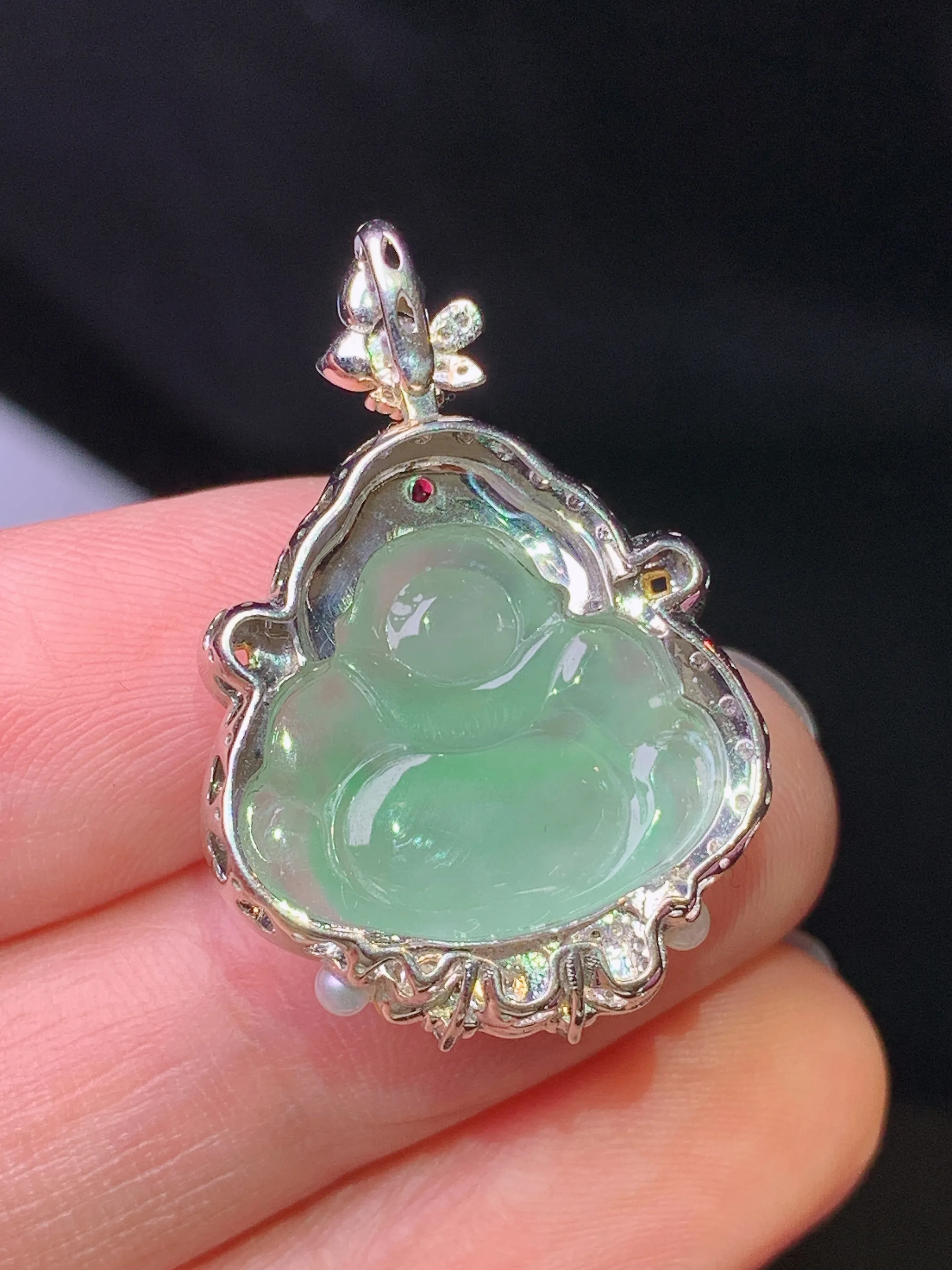 18k金钻镶嵌浅绿佛公吊坠 玉质细腻 色泽艳丽清新 整体尺寸29.6*20.3*8.3