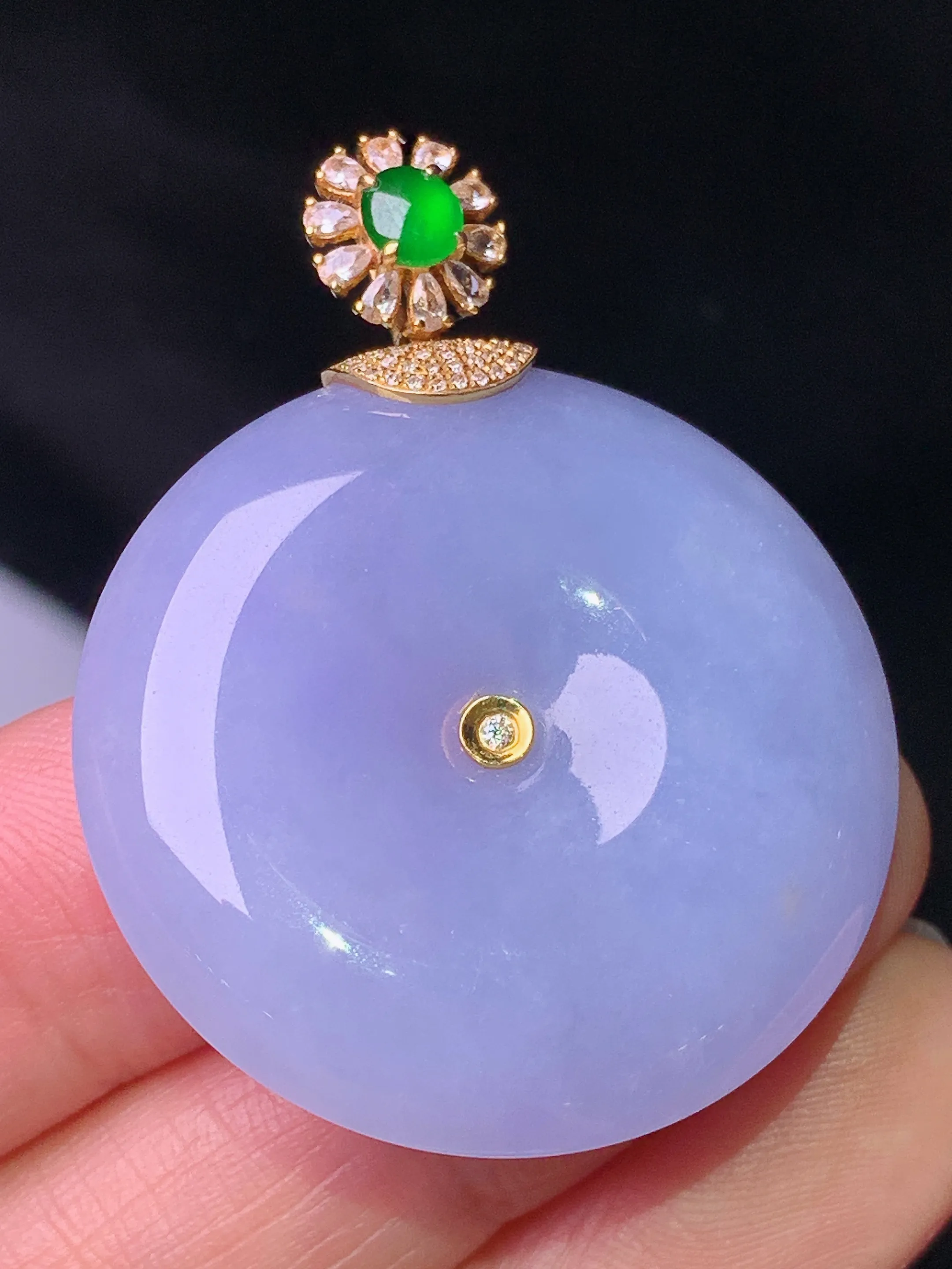 18k金钻镶嵌紫罗兰平安扣吊坠 玉质细腻 色泽艳丽清新 整体尺寸40.8*31.6*7.5