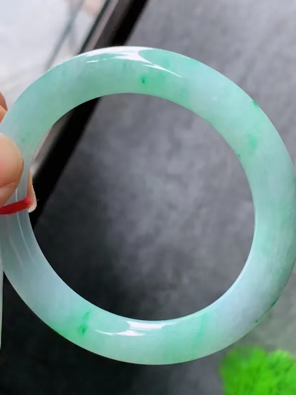 【翡翠名称】老种冰飘绿56圈口圆条手镯
【翡翠尺寸】适合57-58正圈口佩戴
【翡翠描述】宝贝种老水足，玉质细腻，色泽靓丽，性价比高，佩戴效果好！
【其它赠送】权威证书/精美挂绳盒子/支持全国复检