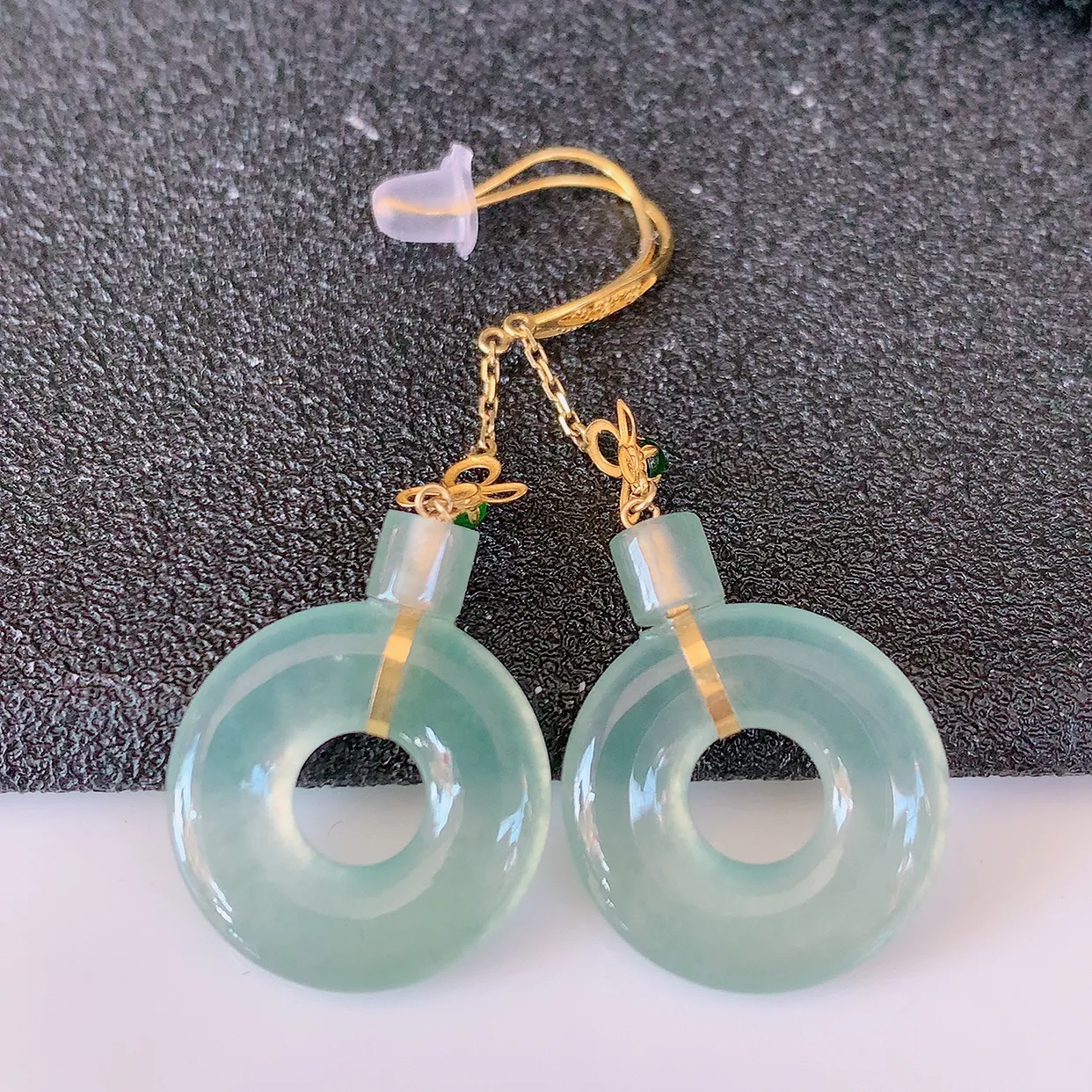 18k金镶嵌冰种翡翠平安扣耳坠，沁人心脾，耳坠佩戴效果大气出众，尽显气质。种水好，胶感足，颜相当漂亮，高性价比，值得入手品鉴！#1.7整体40.5裸石15*3.2