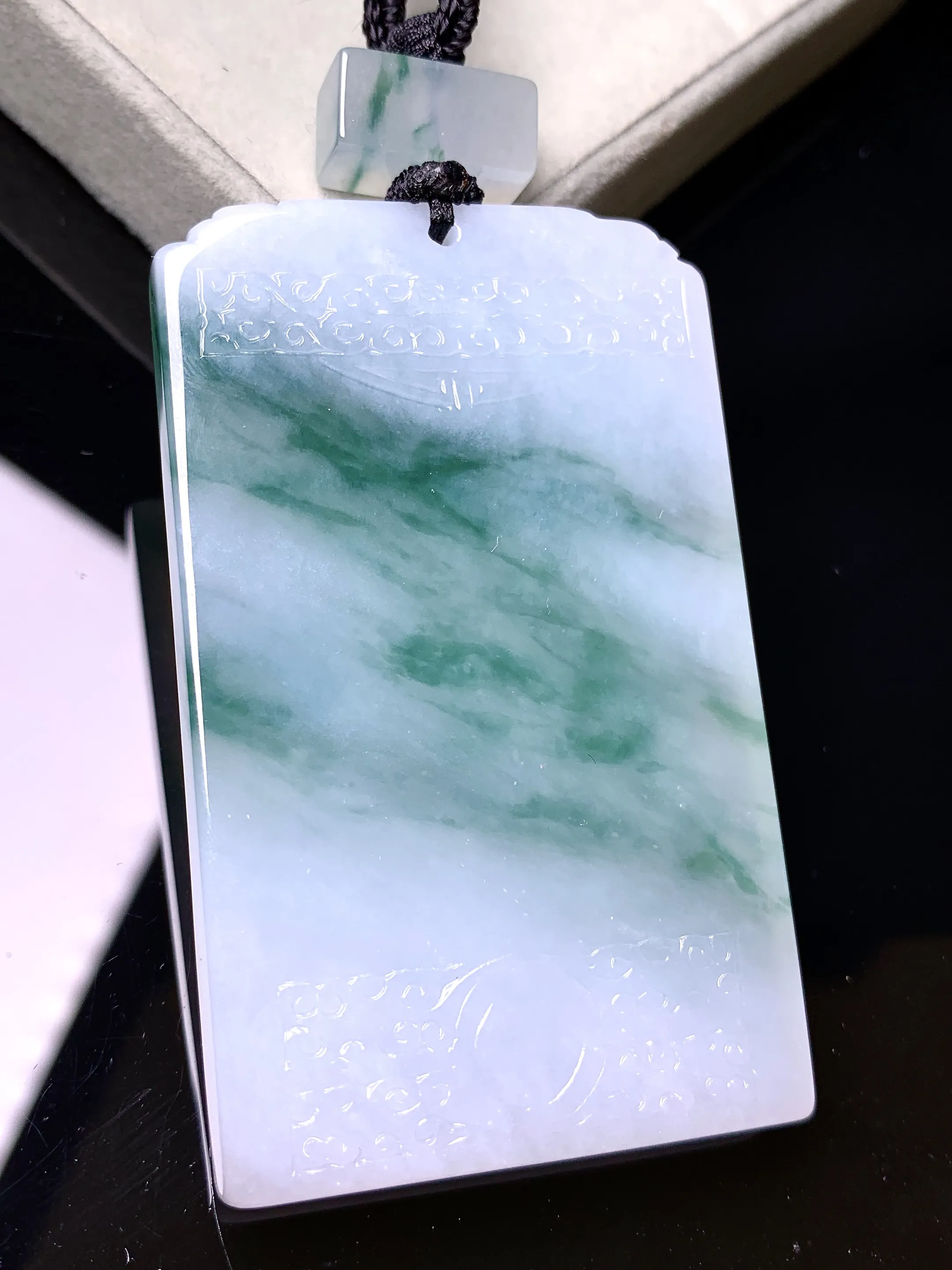 飘花无事牌吊坠 玉质细腻 色泽艳丽清新 整体尺寸62.3*37.7*6