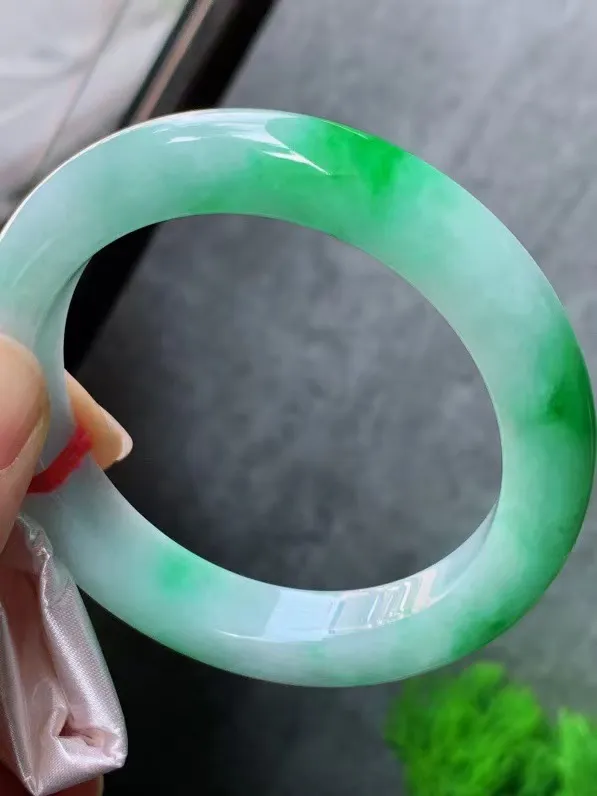 【翡翠名称】老种冰飘绿59.7正圈口手镯
【翡翠尺寸】59-60适合正圈口佩戴
【翡翠描述】宝贝种老水足，玉质细腻，色泽靓丽，性价比高，佩戴效果好！
【其它赠送】权威证书/精美挂绳盒子/支持全国复检