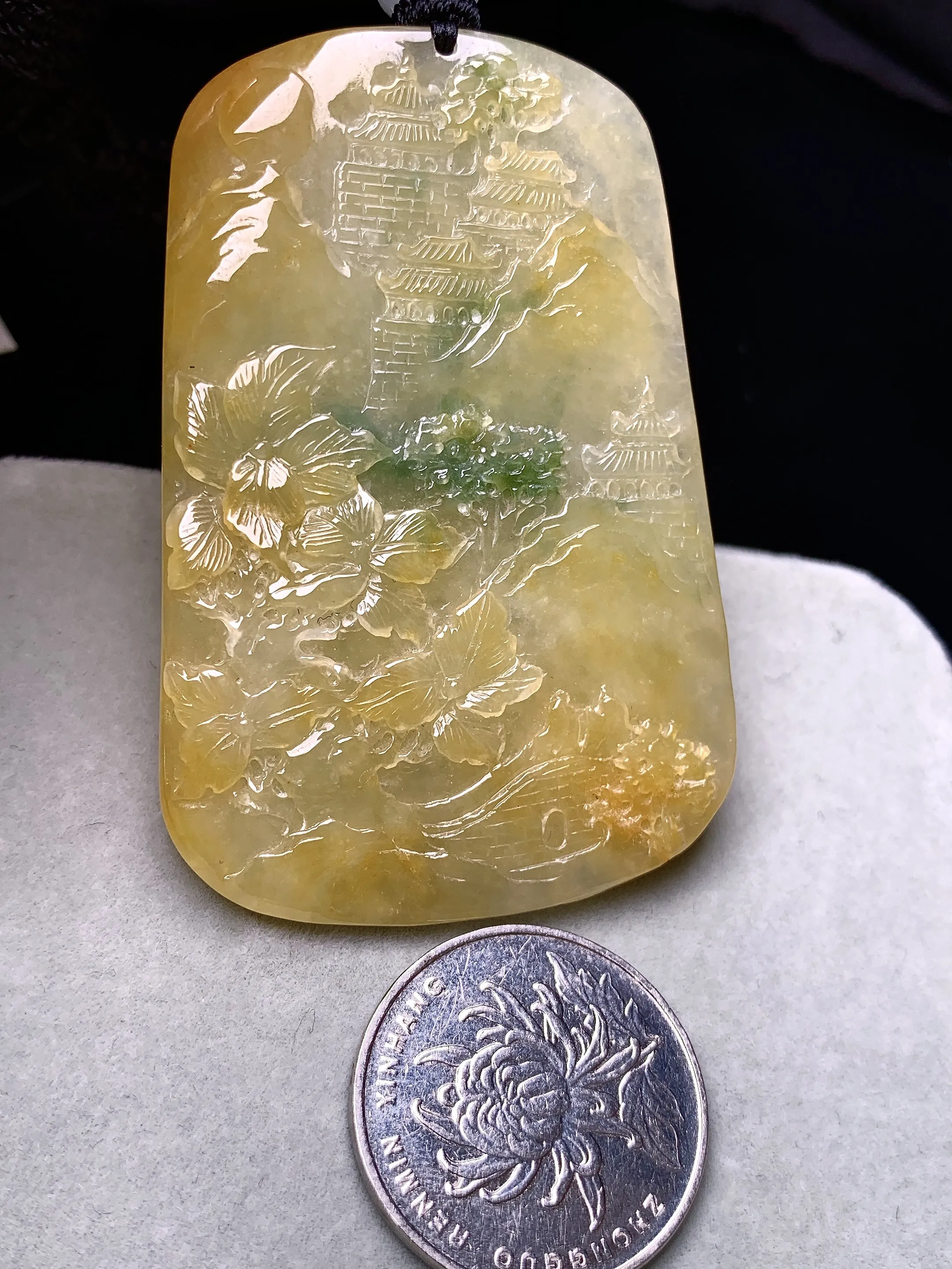黄翡山水牌子吊坠 玉质细腻 色泽艳丽清新 整体尺寸63*42.2*5.6
