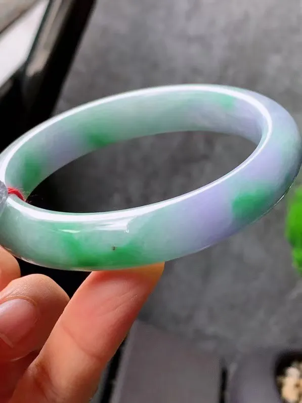 【翡翠名称】老种春彩56正圈口手镯
【翡翠尺寸】适合56-57正圈口佩戴
【翡翠描述】宝贝种老水足，玉质细腻，色泽靓丽，性价比高，佩戴效果好！
【其它赠送】权威证书/精美挂绳盒子/支持全国复检