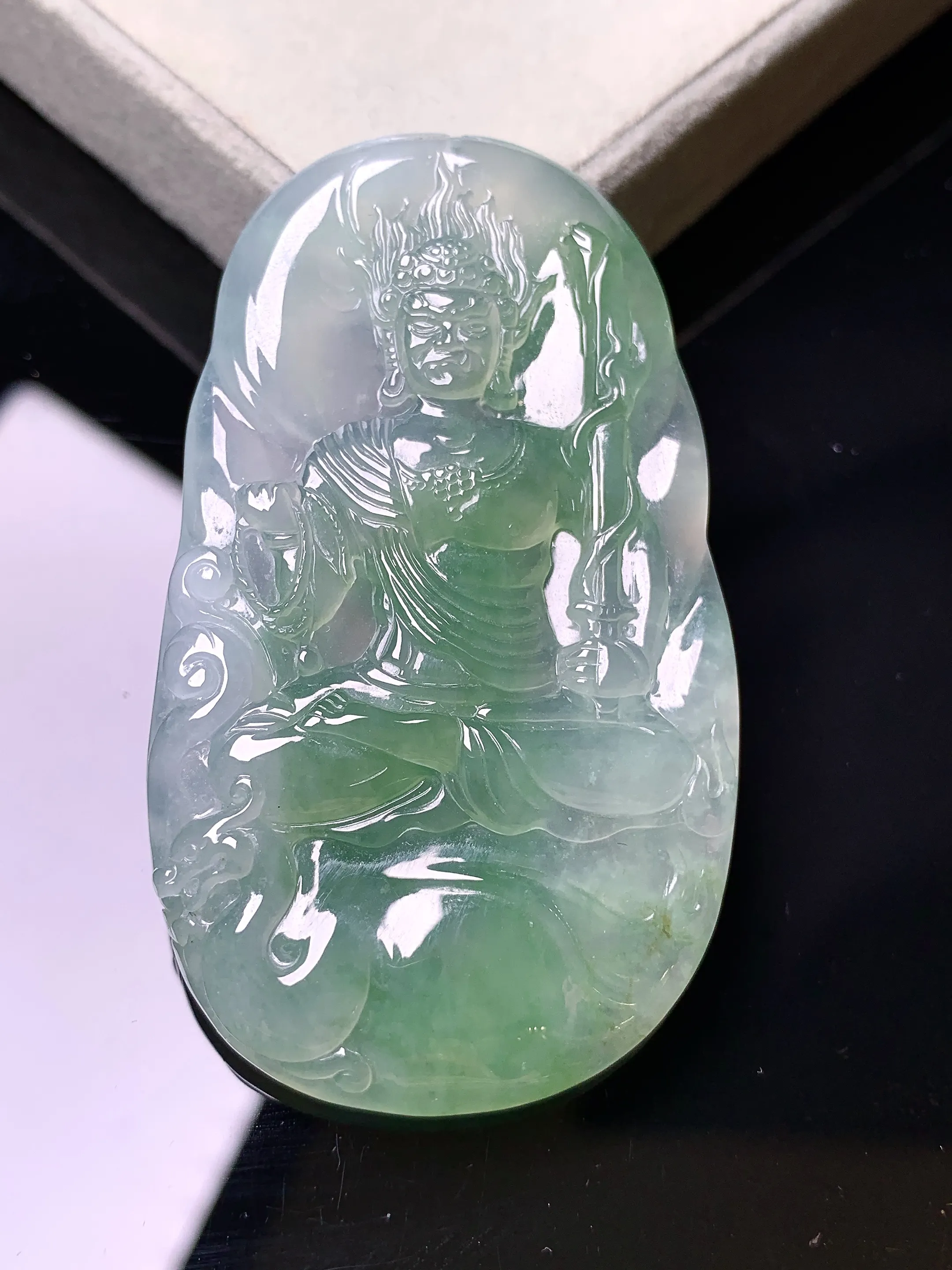 飘绿不动冥王吊坠 玉质细腻 色泽艳丽清新 整体尺寸59.3*34.5*6.5