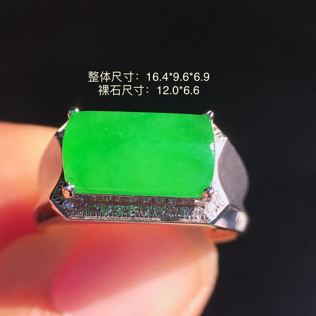 阳绿马鞍戒指，色泽均匀艳丽，玉质细腻，荧光感超
强，饱满圆润，尽显优雅气质，18k
金豪华镶嵌