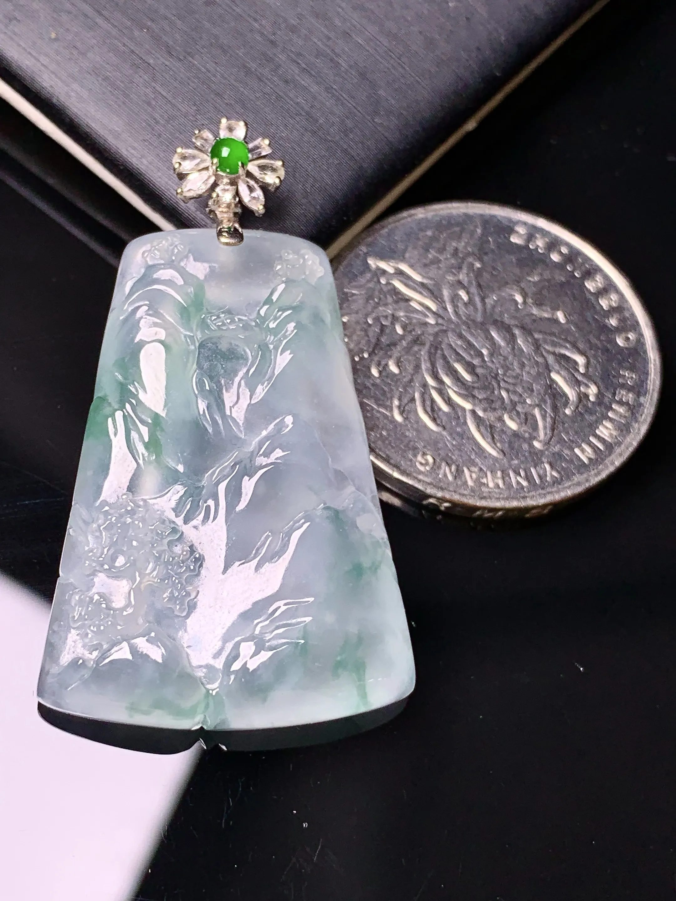 18k金钻镶嵌飘绿山水牌子吊坠 玉质细腻 色泽艳丽清新 整体尺寸39.5*22.8*4.6